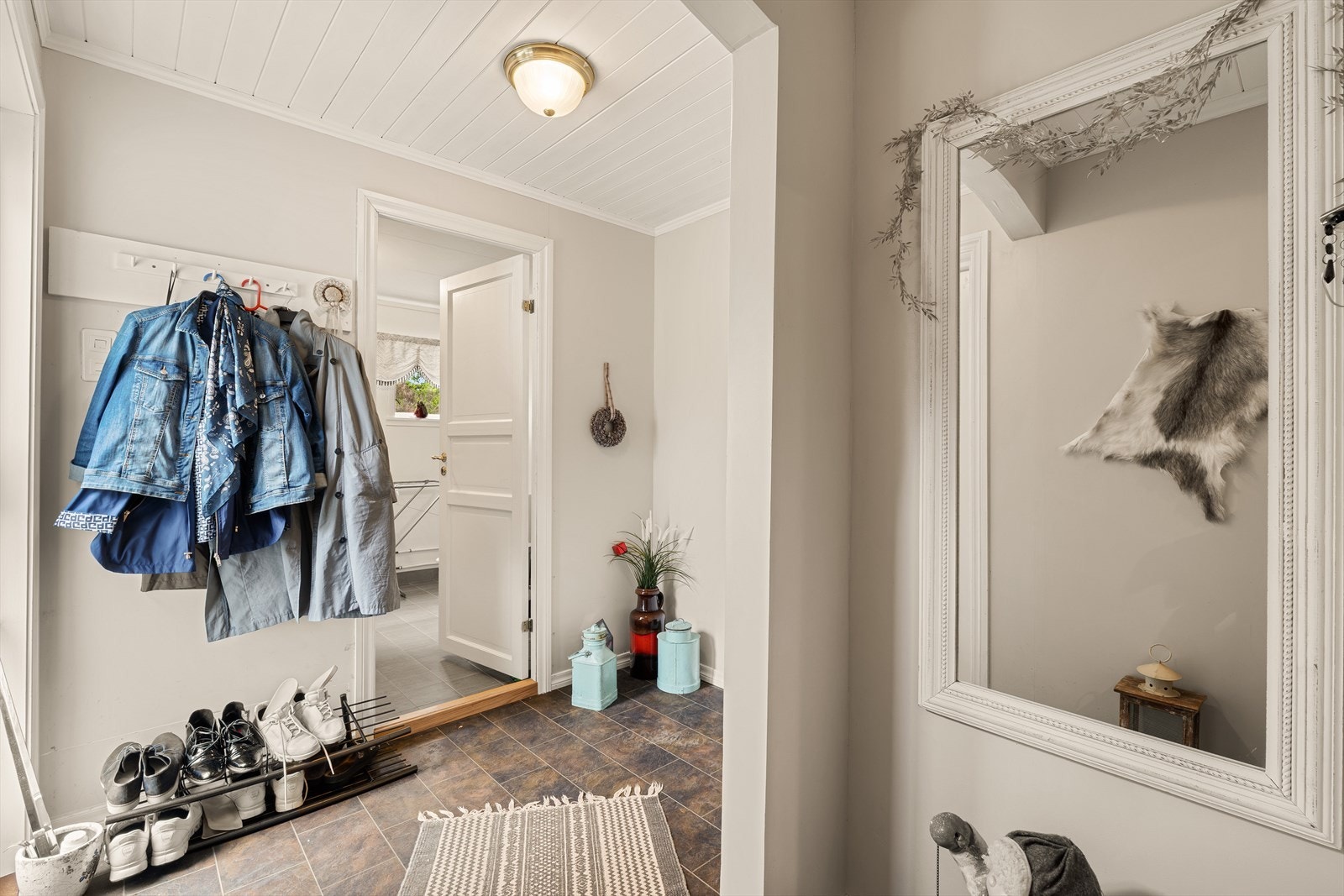 Her har man plass til å henge fra seg ytterjakkene. Galleribilde
