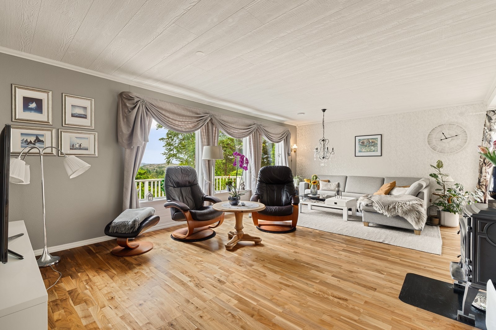 Stuen er av god størrelse med god plass til ønsket innredning. Galleribilde