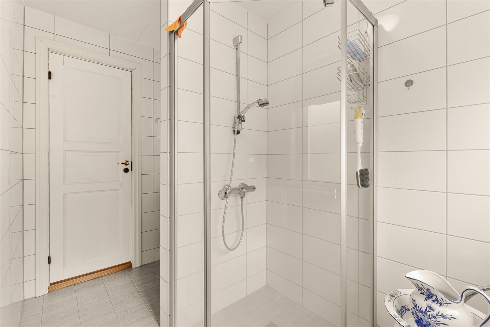 Badet har flislagt gulv med elektriske varmekabler. Galleribilde
