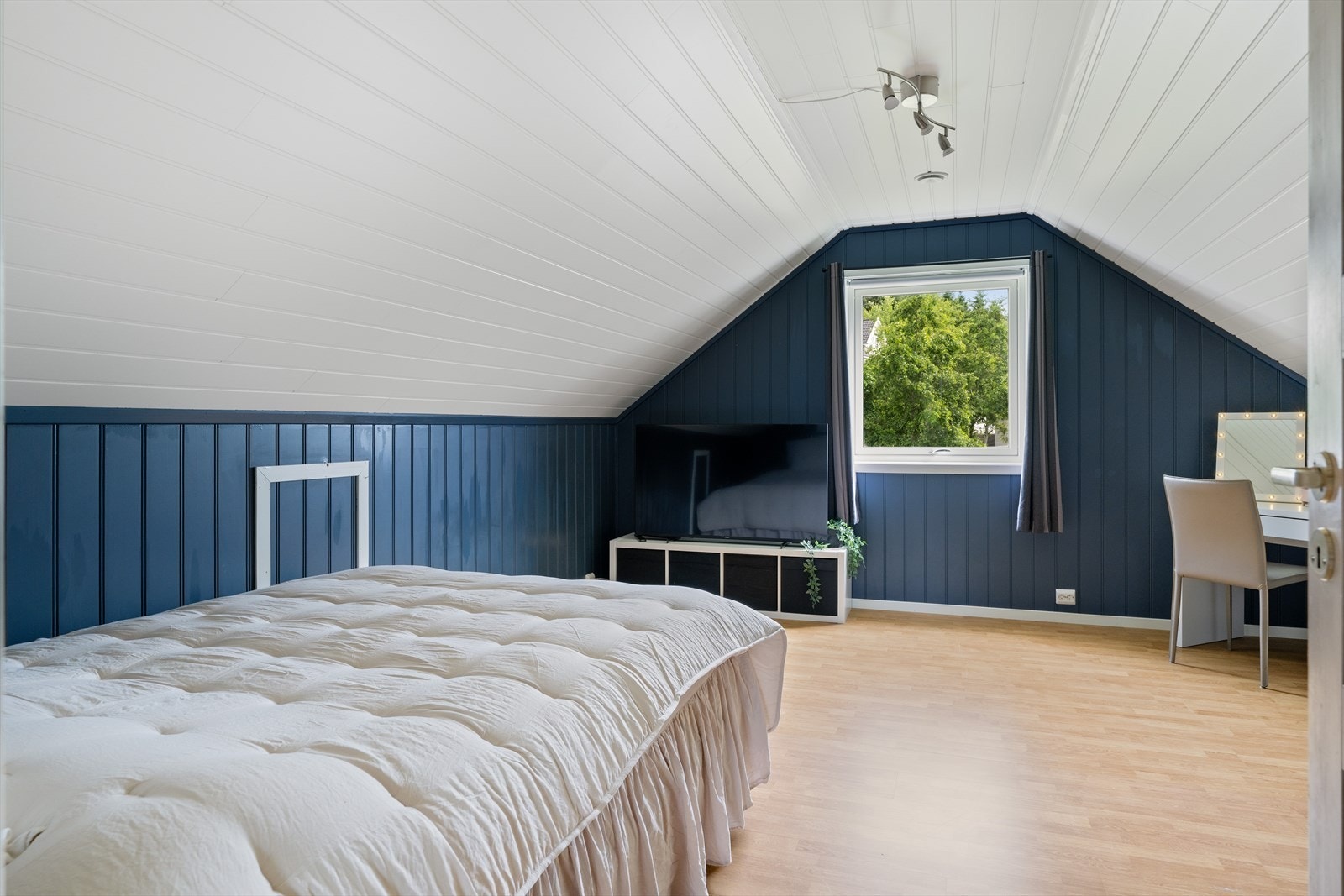 I 2. etasje er rommene hhv 20 og 15 kvadratmeter, kan fint brukes som loftstue, kontor, treningsrom eller lignende Galleribilde
