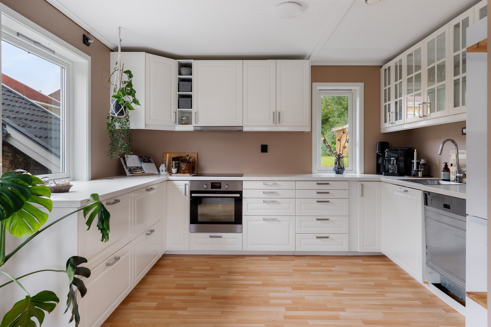 Innredning: Folierte skrog og profilerte fronter. Laminert benkeplate med nedsenket platetopp, og oppvaskkum i rustfritt stål og ettgreps armatur. Integrert stekeovn og oppvaskmaskin. Ventilator i overskap. Galleribilde