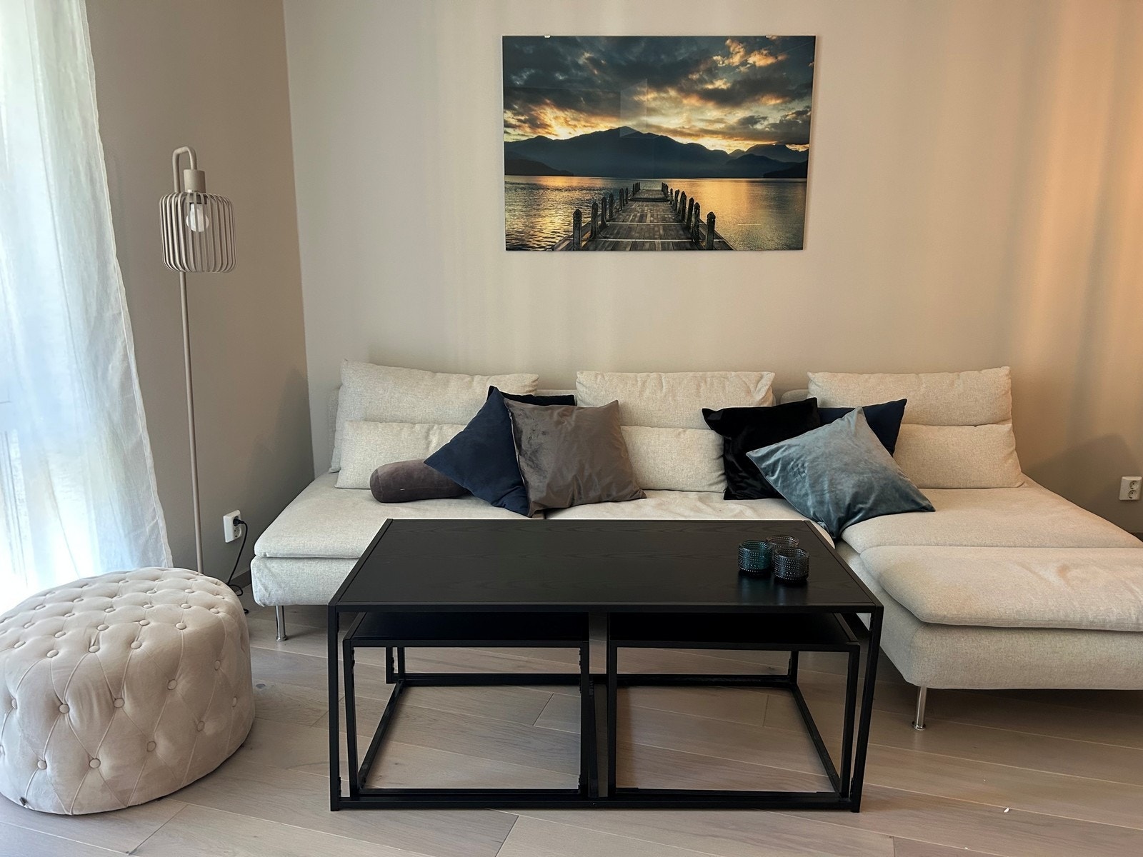 Sofagruppe og møbler som i dag står i stue. Galleribilde
