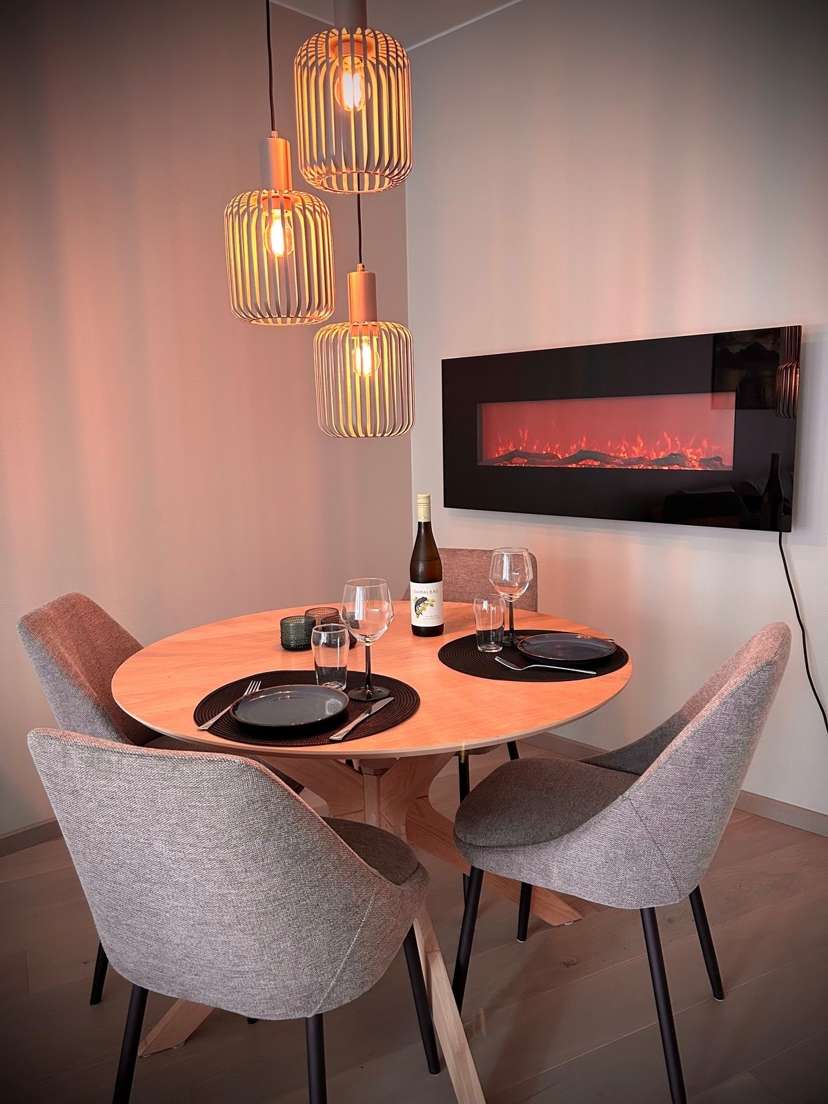 Spisegruppe med tilhørende lampe som i dag står i stue. Galleribilde