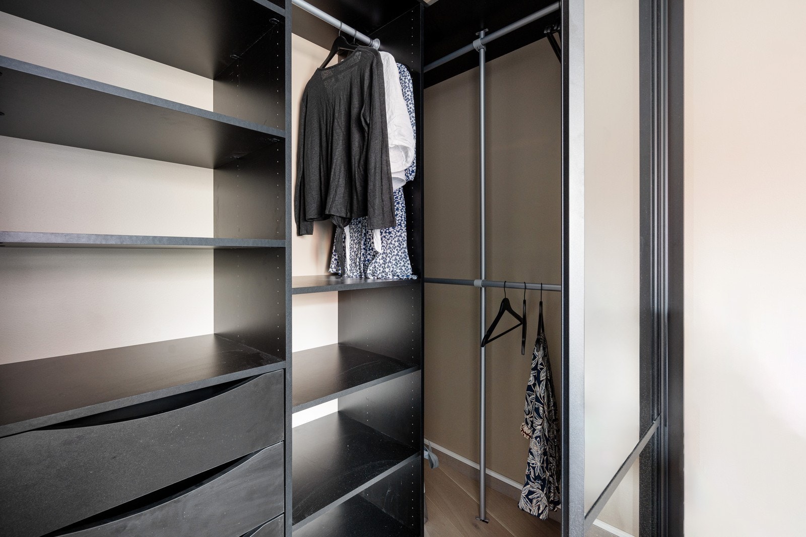 Dyp skyvedørsgarderobe med rikelig oppbevaringsplass. Galleribilde