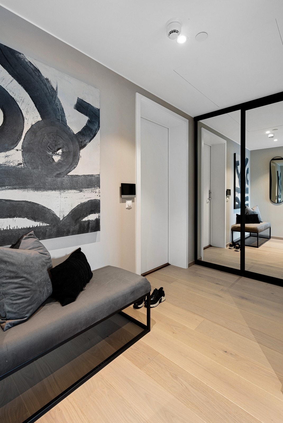 Innbydende inngangsparti med integrert skyvedørsgarderobe for praktisk oppbevaring av yttertøy. Galleribilde