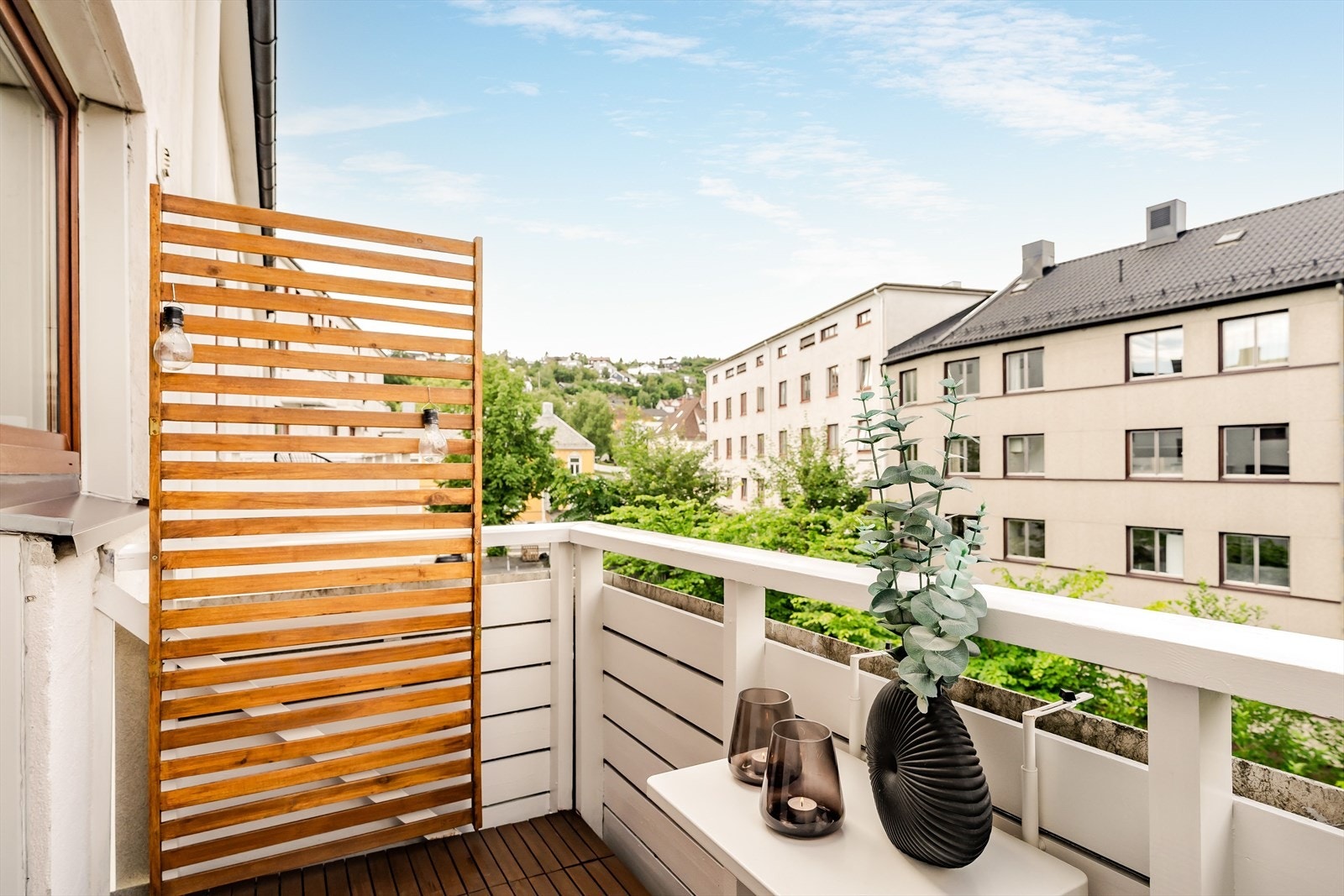 Balkongen er vestvendt og byr på gode solforhold i sommerhalvåret. Galleribilde
