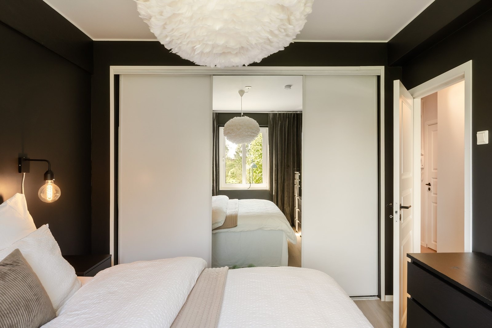 Her er det god plass til dobbeltseng med tilhørende nattbord, samt en stor skyvedørsgarderobe. Galleribilde