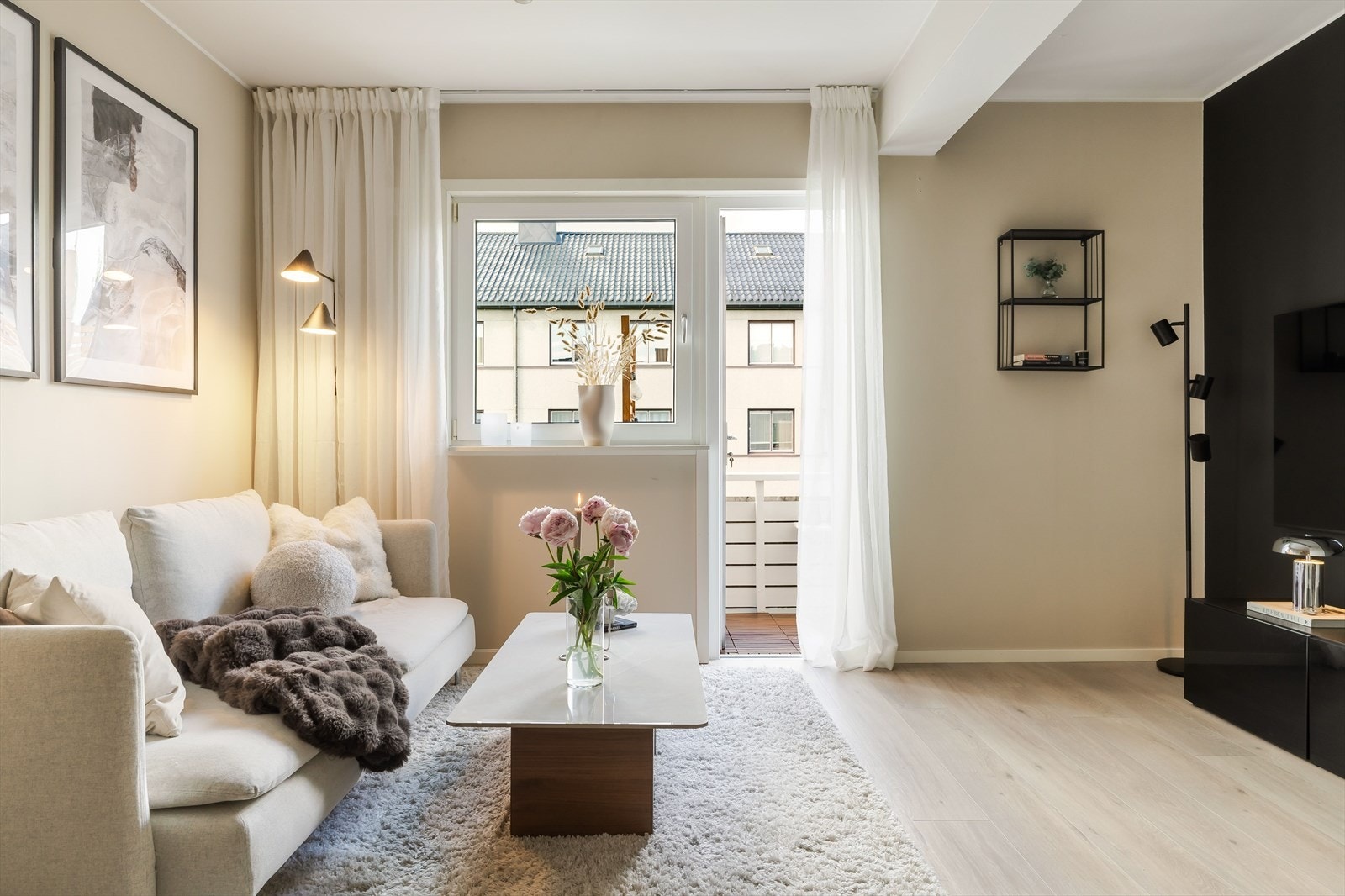 Fra stuen er det direkte utgang til en privat balkong på ca. 3 m². Galleribilde