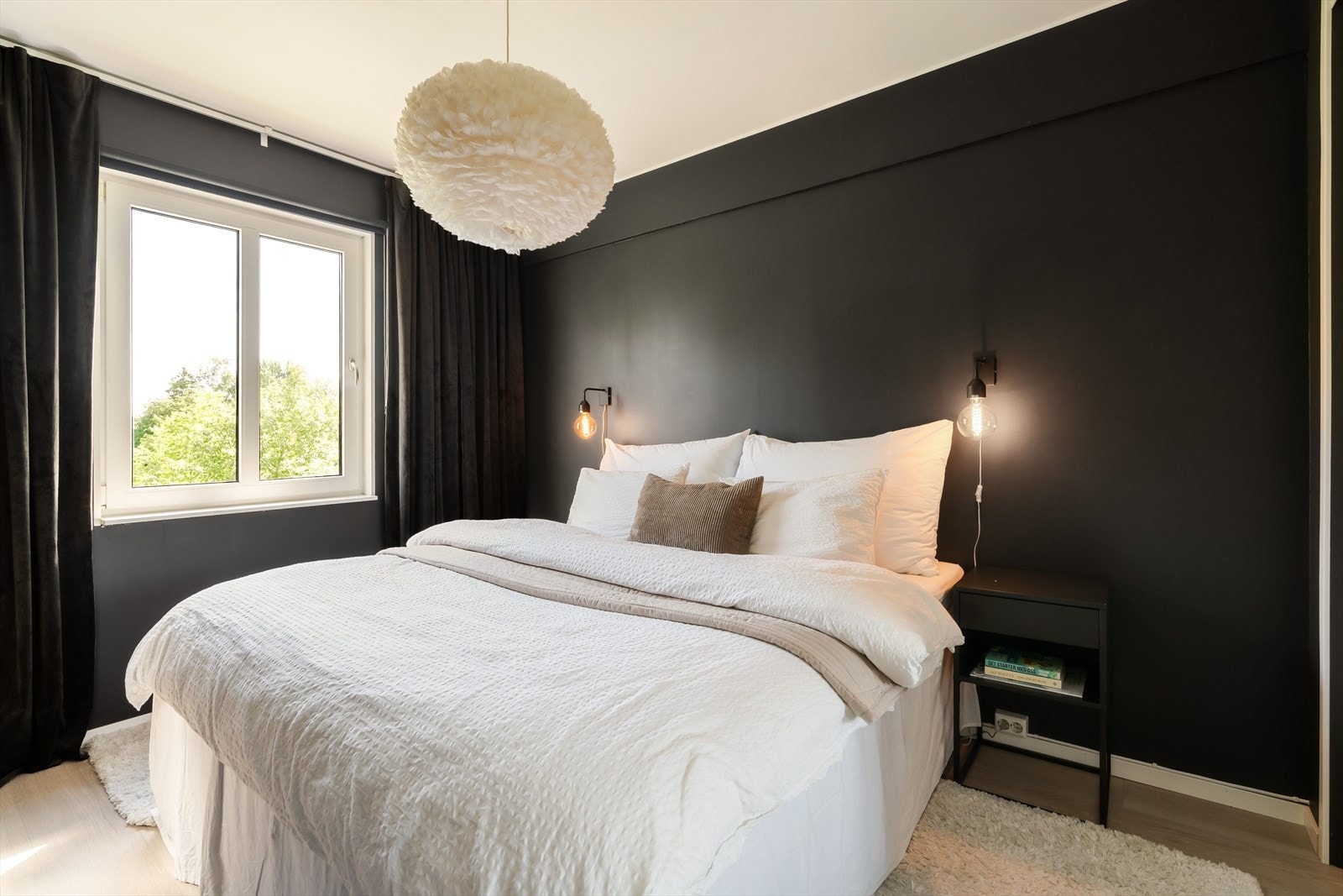 Soverommet ligger skjermet til i enden av leiligheten og er på romslige ca. 13 m². Galleribilde