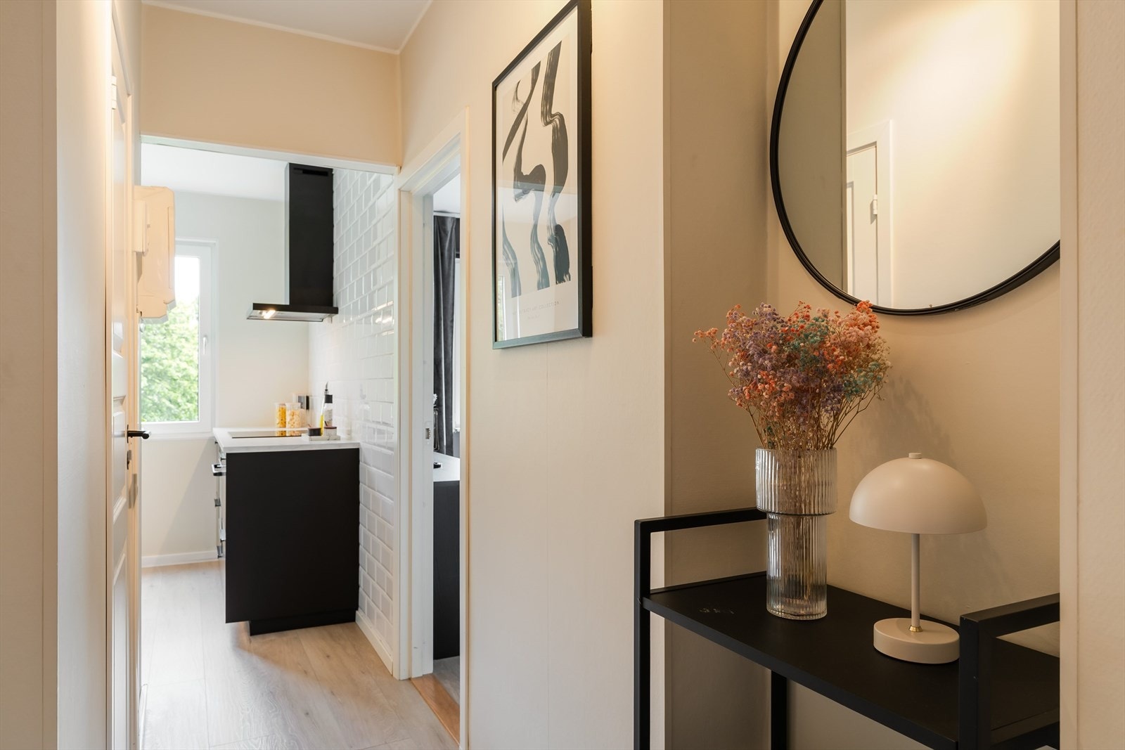 Du ønskes velkommen inn i en lys og åpen entré på ca. 5 m². Galleribilde