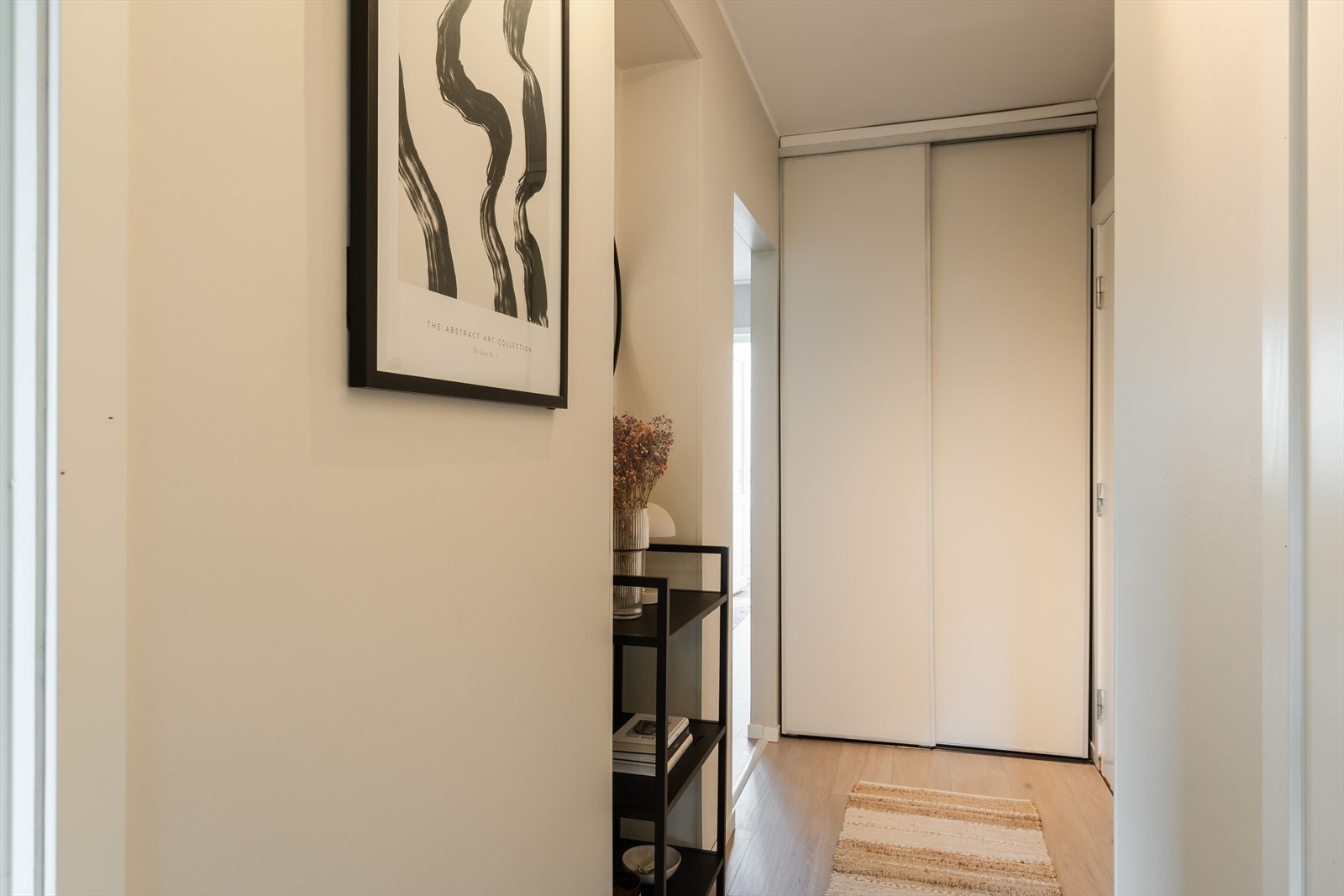 Her er det god plass til oppbevaring av yttertøy og sko i et romslig garderobeskap, praktisk plassert i en innhukket del av gangen. Galleribilde