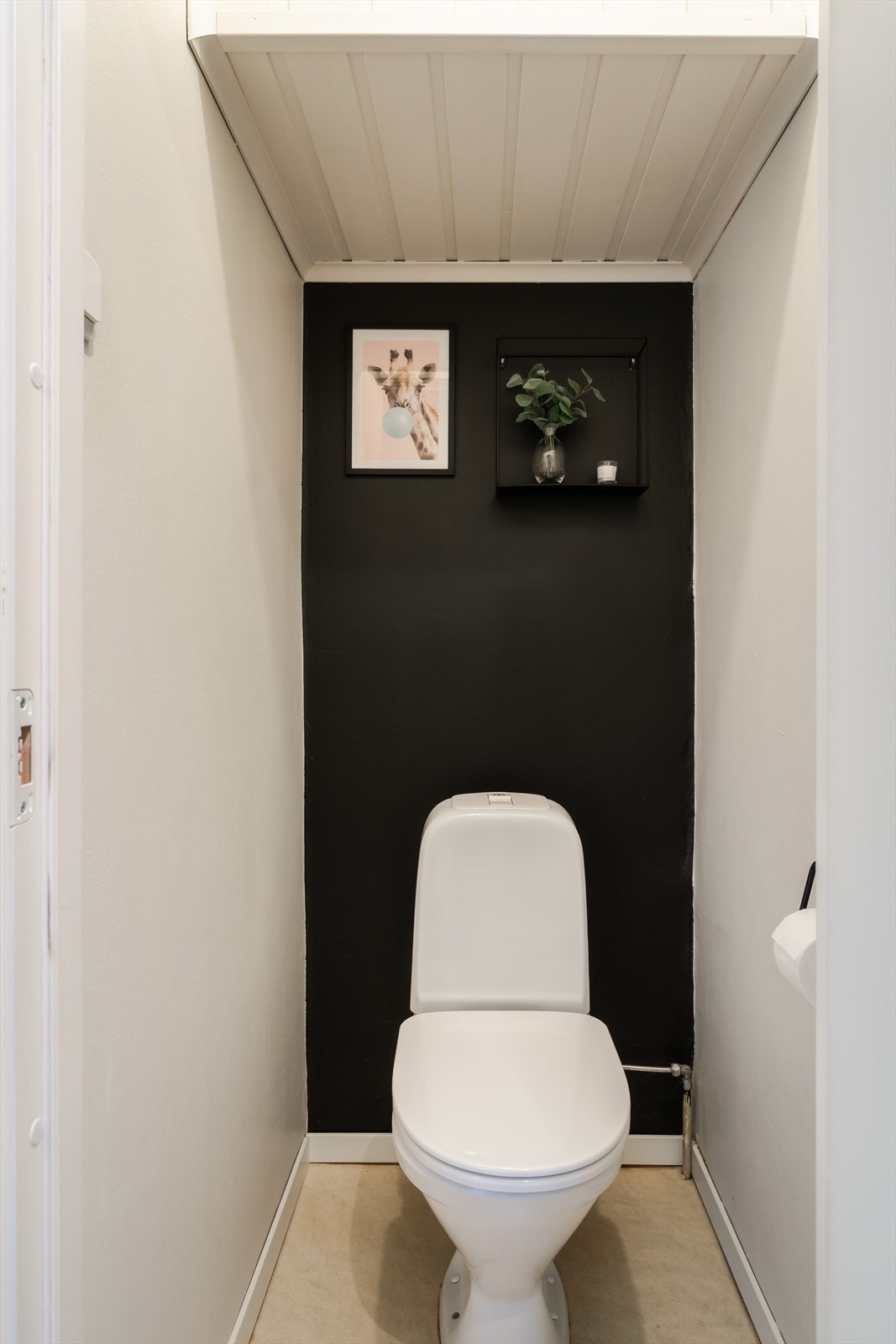 I tilknytning til badet ligger et separat toalettrom på ca. 1 m². Ettersom rommet ligger vegg i vegg med badet, kan det være mulighet for å etablere servant med tilkobling til eksisterende vannledninger. Galleribilde