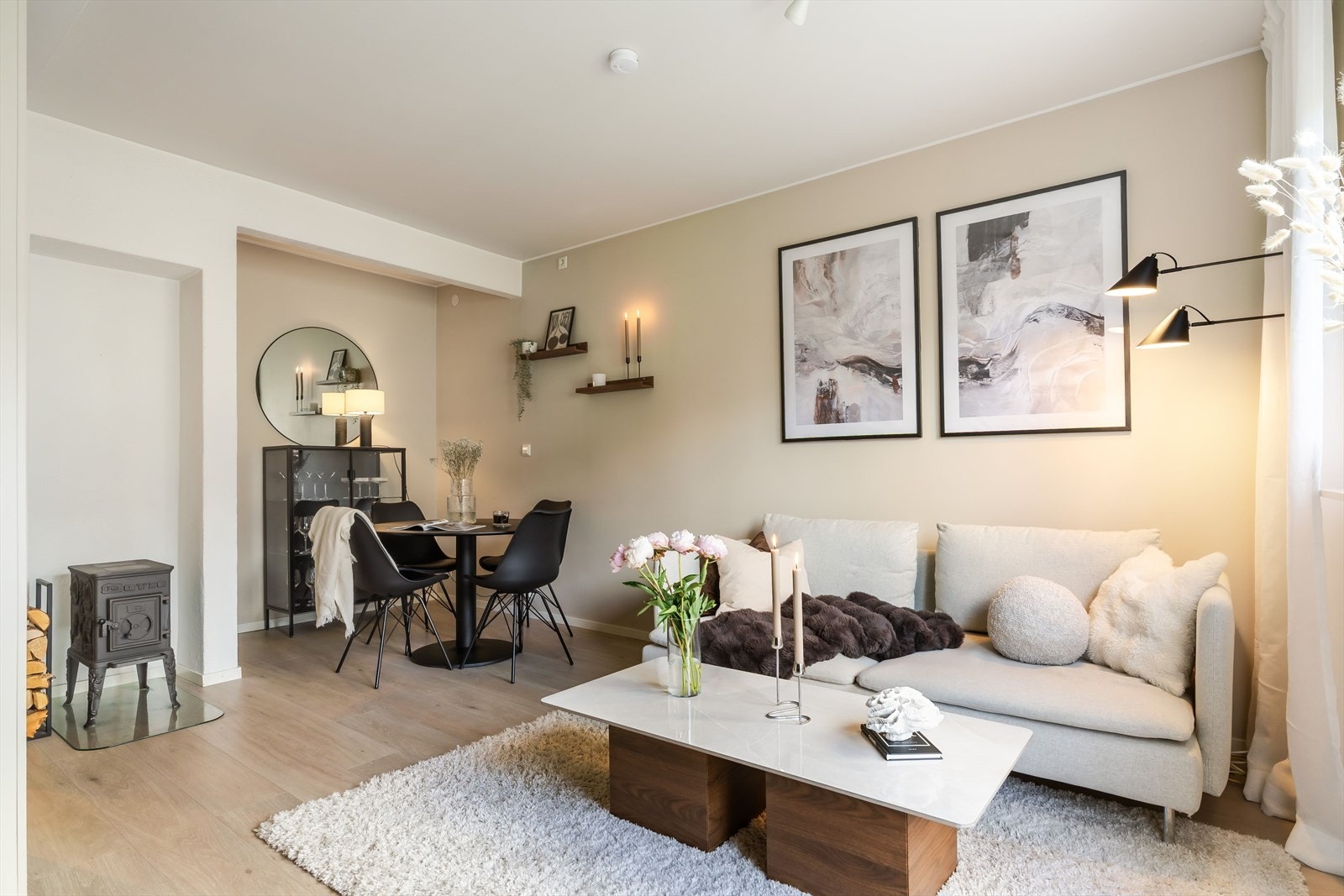 Leiligheten har en romslig og innbydende stue på ca. 18 m², med god plass til både sofagruppe og spisebord. Galleribilde