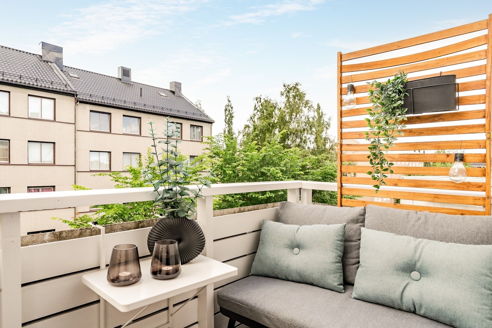 Den vender bort fra Innherredsveien og oppleves derfor som forholdsvis skjermet. Galleribilde