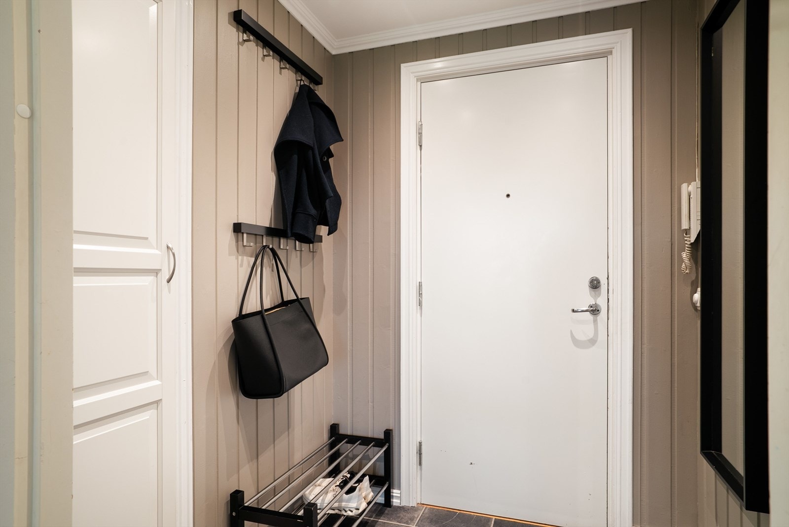 Innbydende entre med behaglig fargetone på vegger. Galleribilde