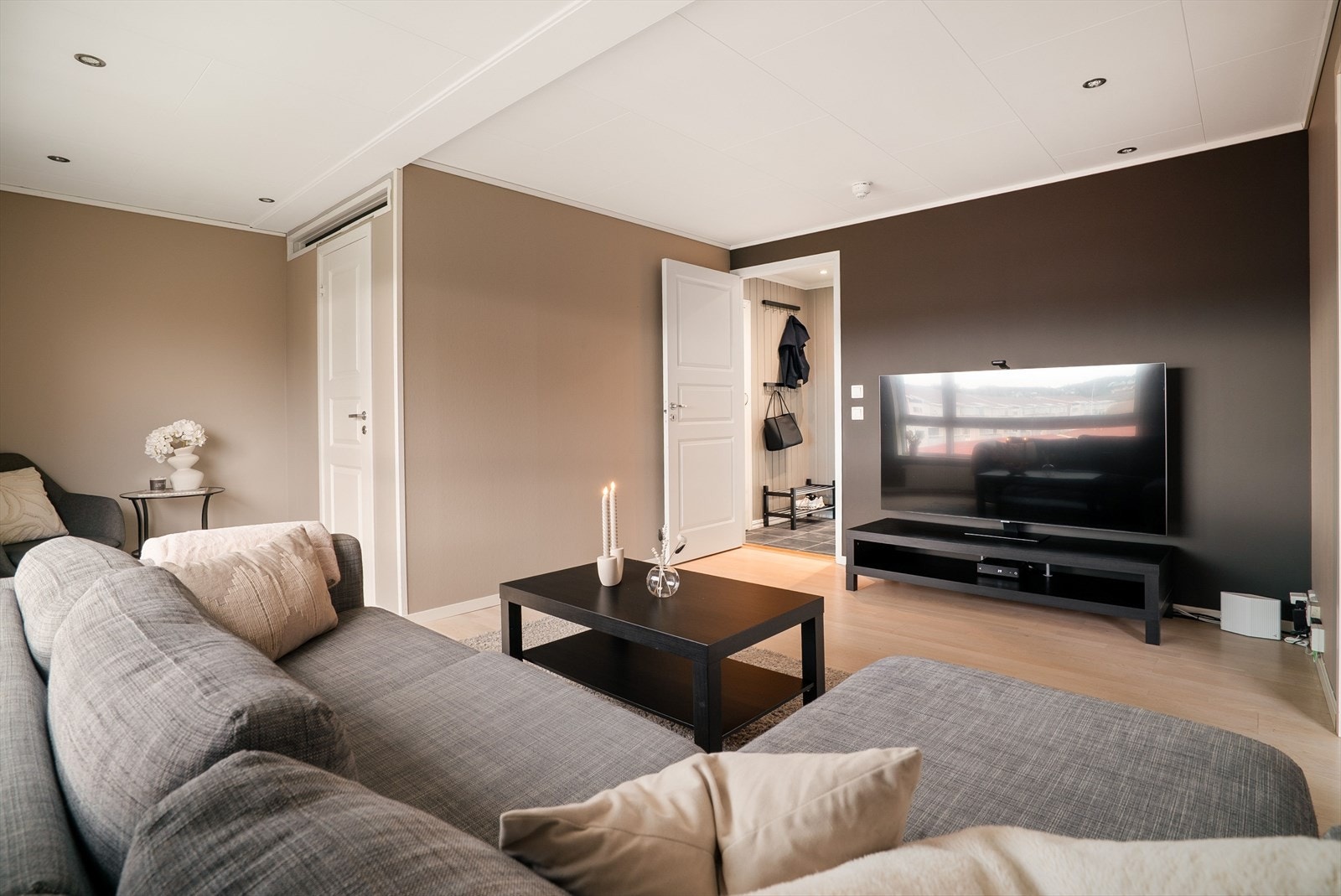 Downlights i himlingen gir rommet et moderne og stilrent uttrykk. Galleribilde