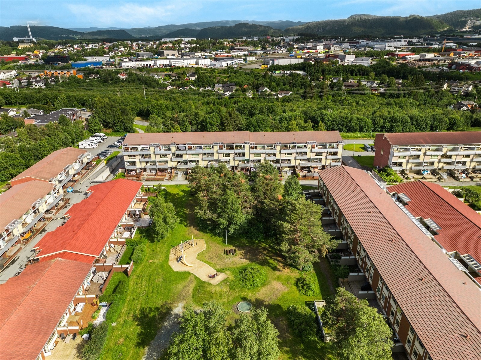 Stort uteområde med gode muligheter for aktivitet og rekreasjon. Galleribilde