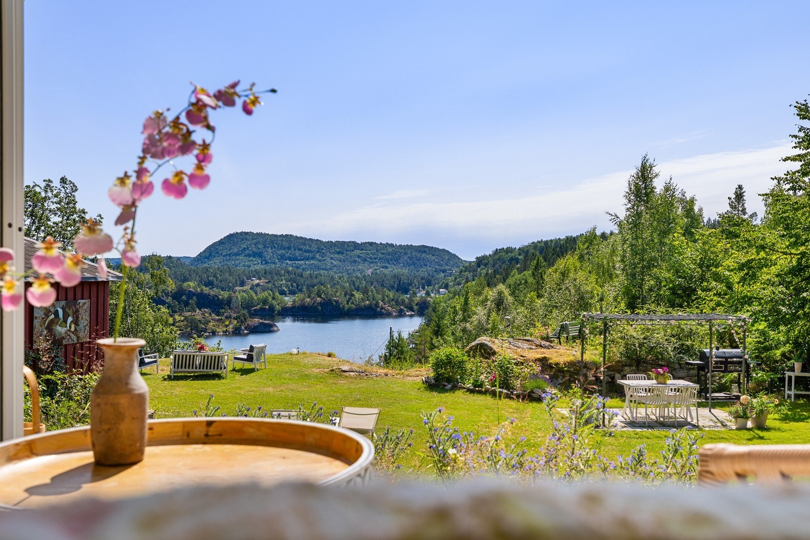 Utsikten herfra er eventyrlig vakker, og en påminnelse om hvor heldig man er som får kalle dette stedet sitt hjem. Galleribilde