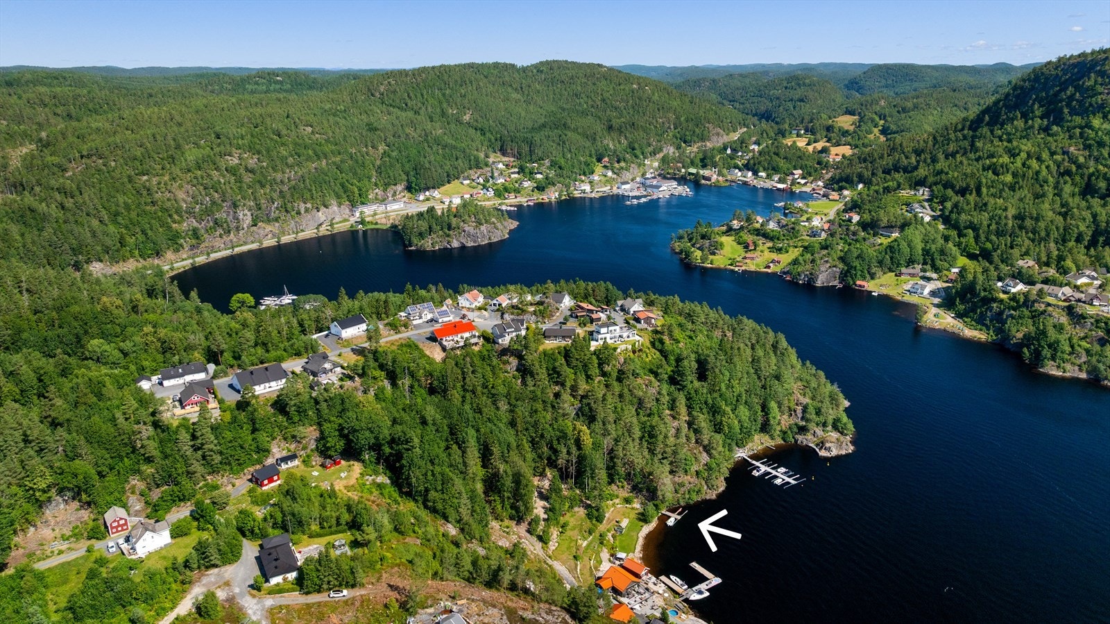 Dronefoto av eiendommen med pil som markerer brygga/båtplassen som det er inngått en fast leieavtale på. Galleribilde