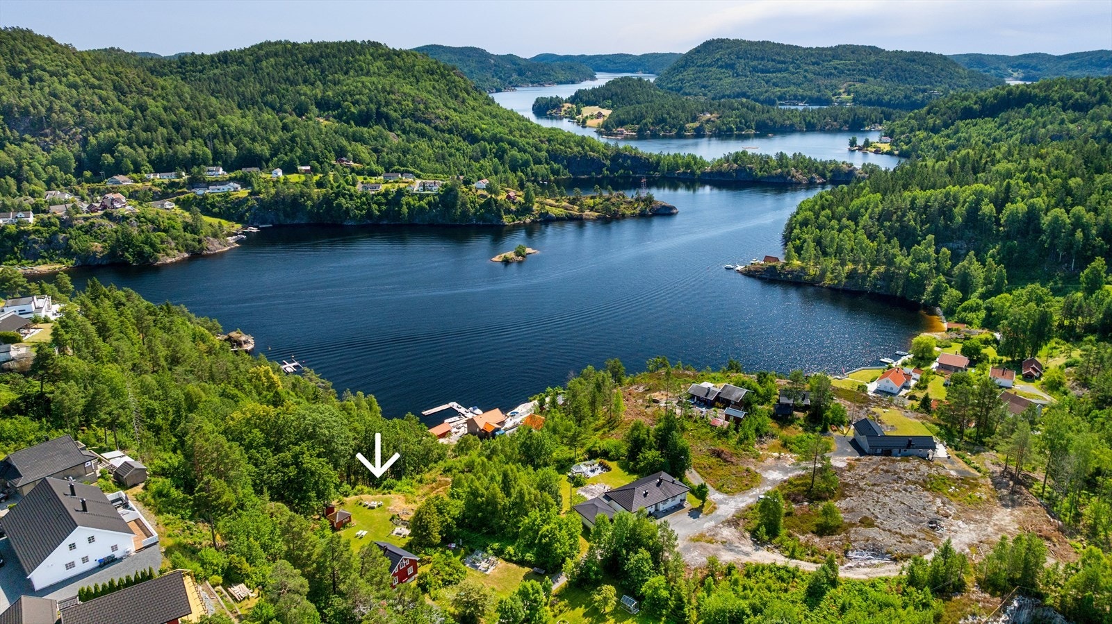 Her bor du tett på naturen, men likevel sentralt til E18 - det beste fra to verdener. Kun 10 minutter til Brokelandsheia, med handelssenter i utvikling og en liten dyrehage. Galleribilde