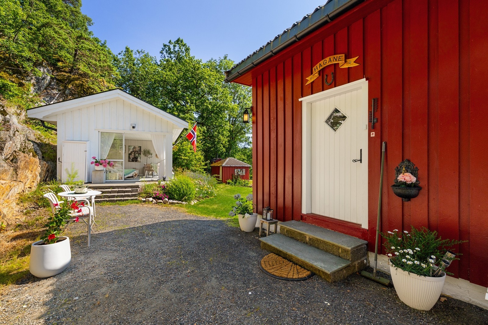 Eiendommen byr også på sommerstue, utedo, bod og et koselig drivhus. Galleribilde