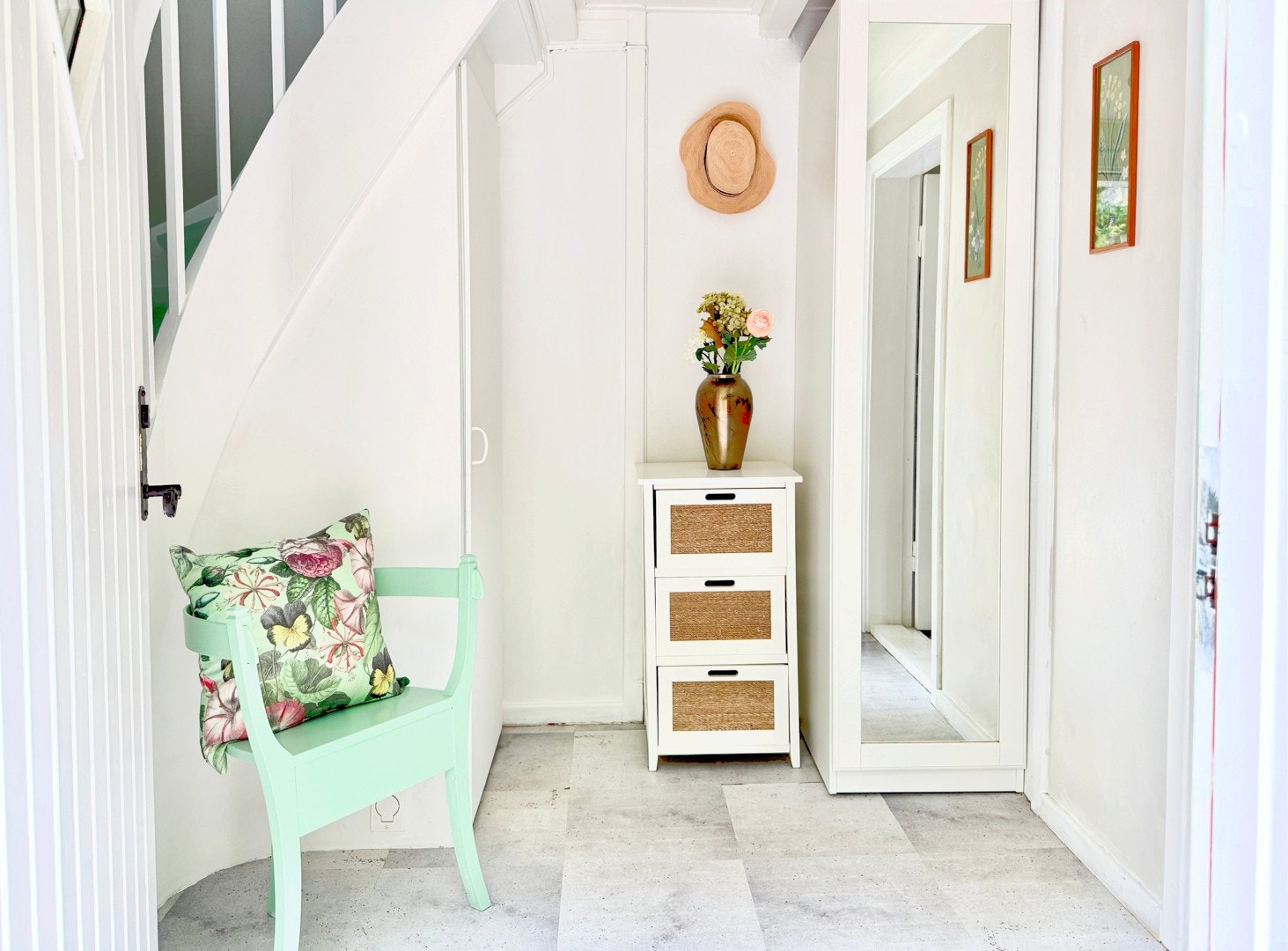 Velkommen inn! Allerede i entreen møtes du av en varm og innbydende atmosfære, forsterket av veggen mot trappen i en rålekker mintgrønn farge og en blomstrete tapet. Gangen er romslig, med god plass til oppbevaring for et ryddig førsteinntrykk. Galleribilde