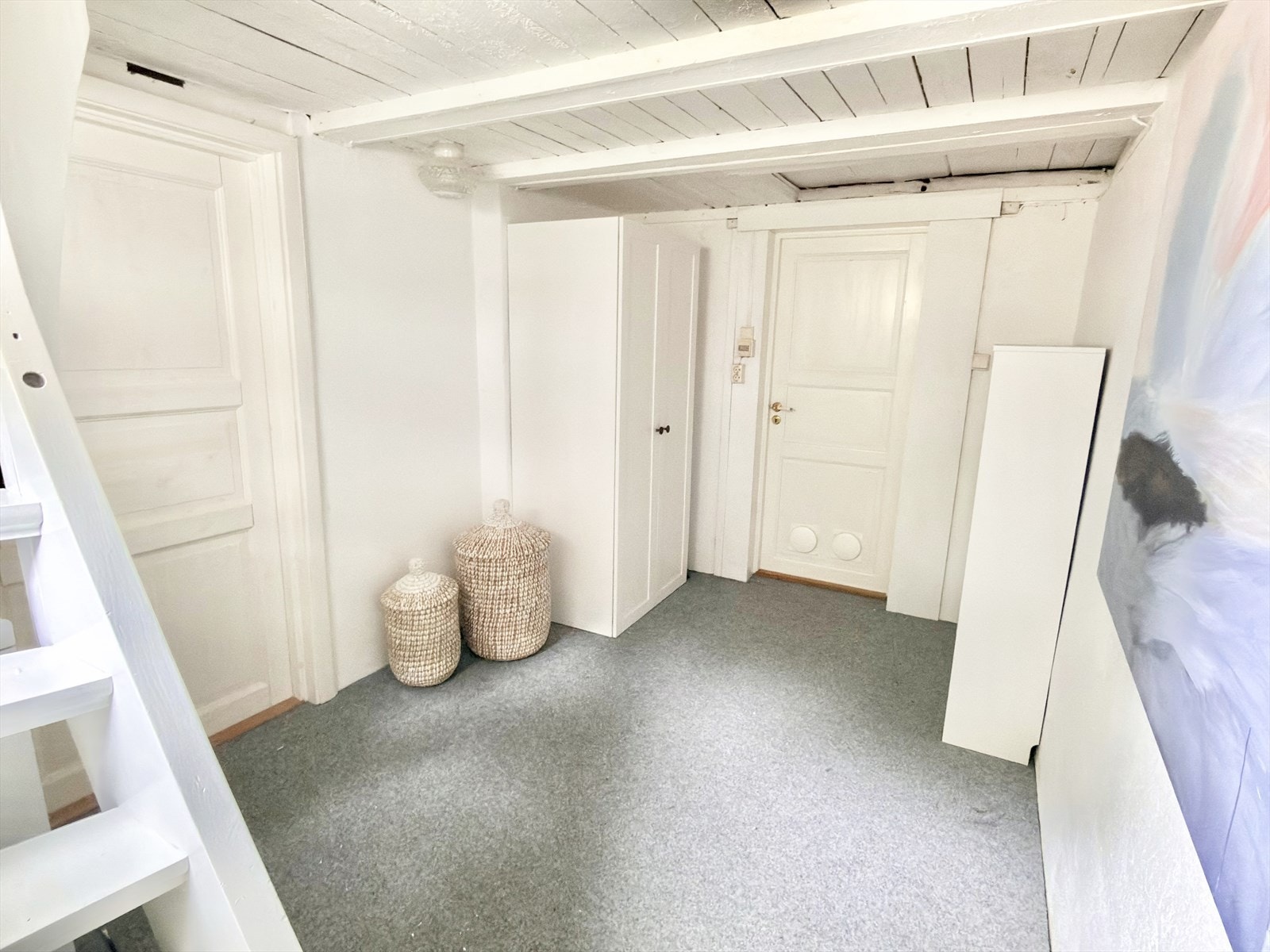 En praktisk gang som i dag er innredet med stort garderobeskap, skoskap og fryser. Galleribilde
