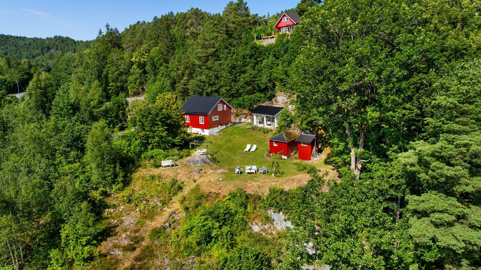 Her får du roen fra naturen, nærheten til havet, og et levende lokalsamfunn - alt i én og samme adresse. Vormeliveien 52 er ikke bare et sted å bo, men et sted å leve. Galleribilde