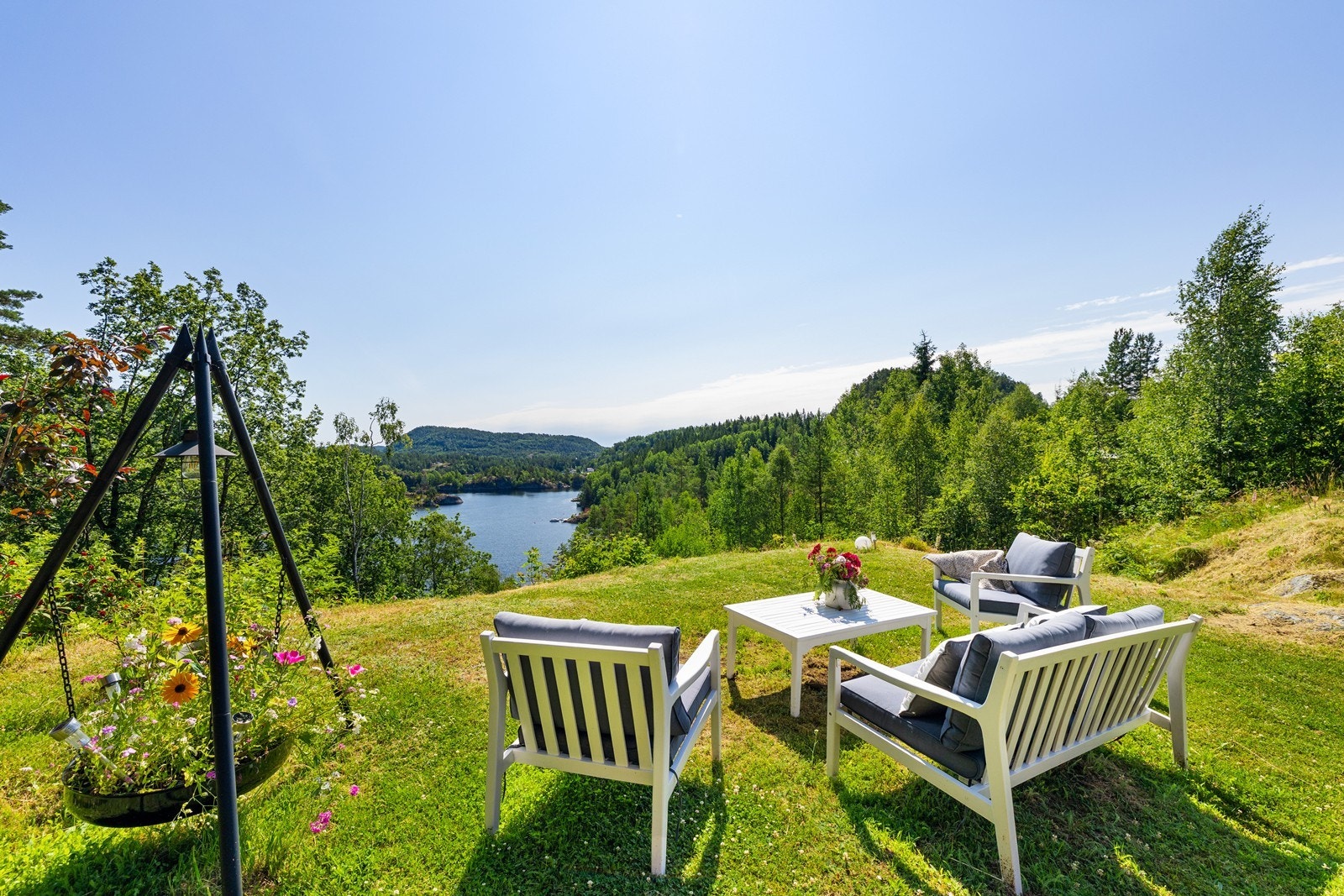 Herfra kan du ta med deg kaffekoppen og se solen stige opp over fjorden - rett og slett en drømmestart på dagen. Galleribilde