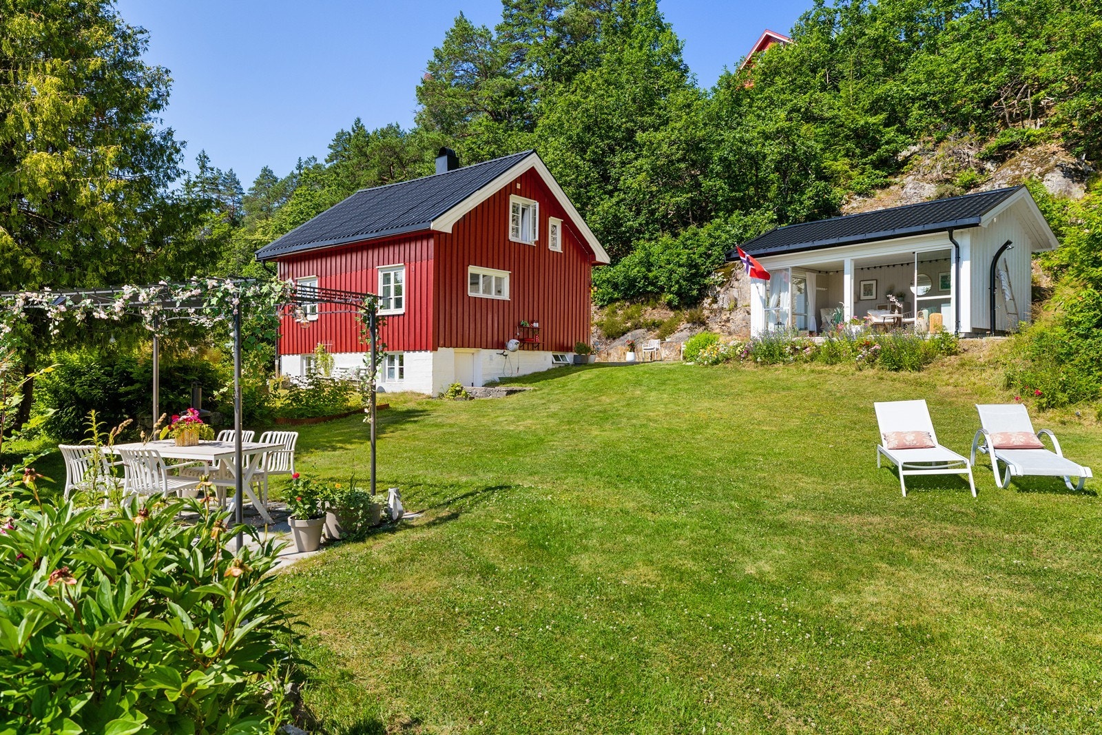 Selger har gjort en fantastisk jobb med å dele eiendommen inn i ulike soner, slik at man enkelt kan flytte etter solen og vindforholdene - og etter hva dagen krever. Galleribilde
