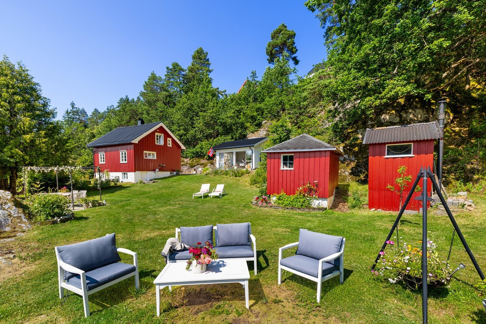 Den store hagen er et lite paradis, med bærbusker, blomster og drivhus for egen selvdyrking. Galleribilde