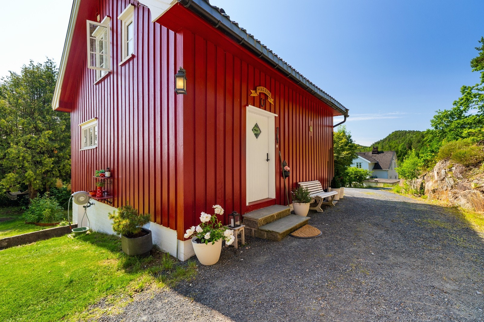 Med rikelig parkeringsmuligheter på egen tomt kan du kjøre rett til døra - praktisk og enkelt, slik at du bare bærer handleposene rett inn. Galleribilde