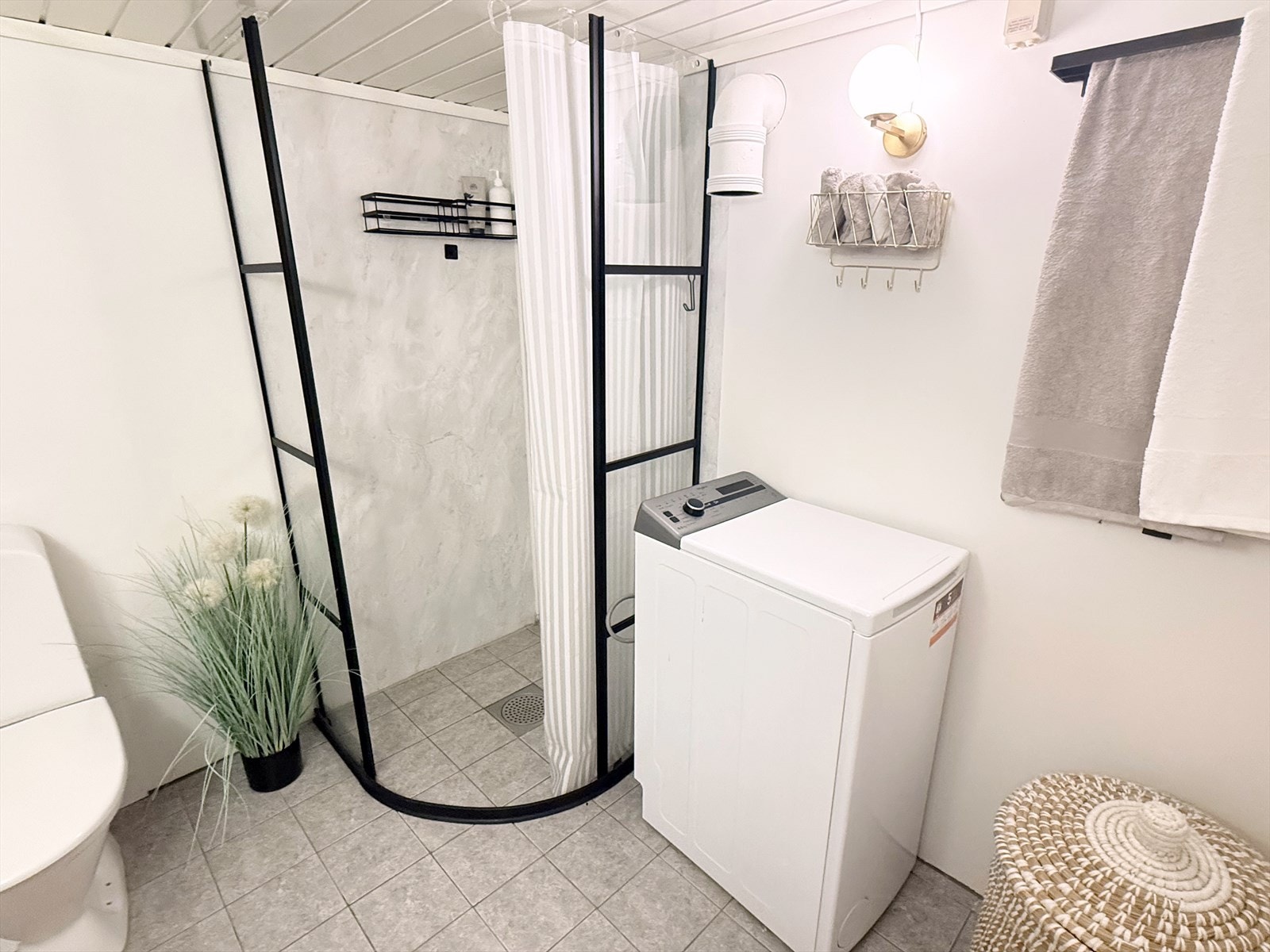 Her finner du dusjnisje, vask med innredning og toalett, samt opplegg for vaskemaskin. Galleribilde