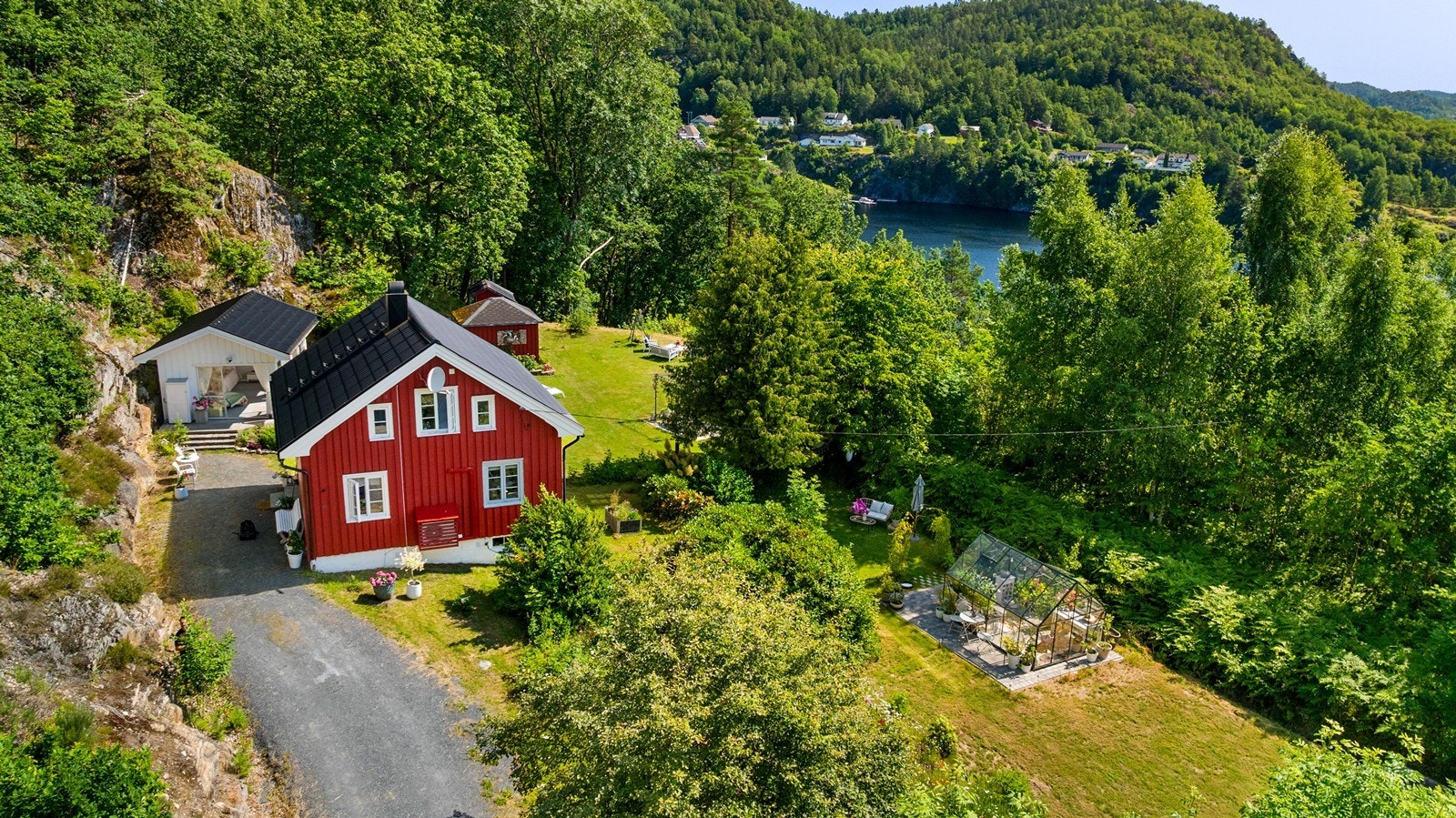 Denne eiendommen er selve definisjonen på sørlandsidyll - her bor du usjenert til, med en sjarmerende og innholdsrik enebolig omkranset av sommerstue, drivhus og en pent opparbeidet, frodig hage. Galleribilde