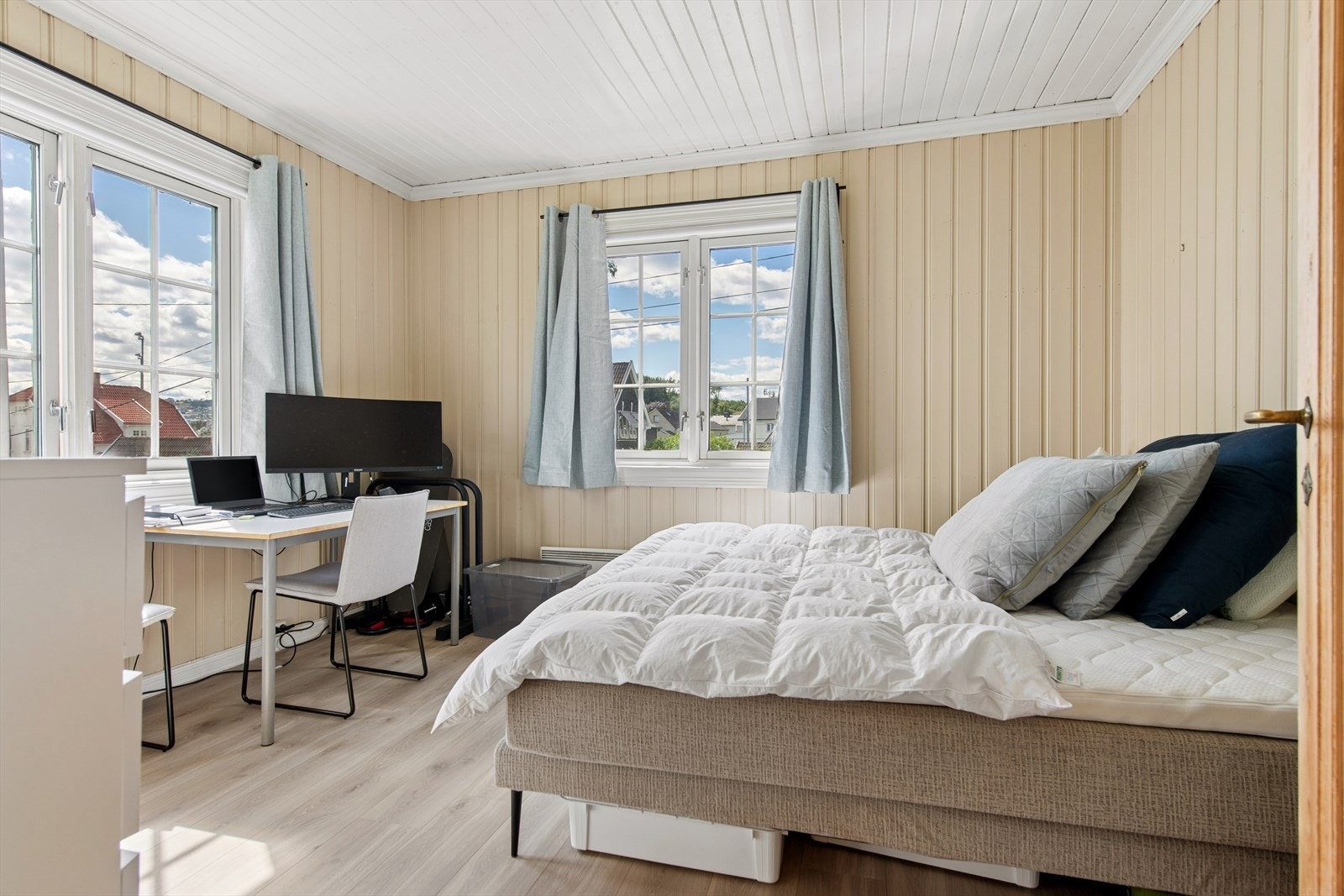 Soverom i leiligheten med plass til både seng og arbeidsplass. Galleribilde