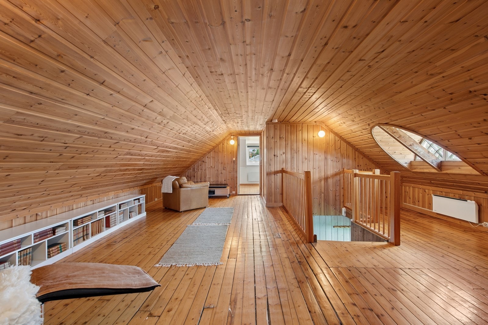 Loftsetasjen er innredet med to loftsrom, loftstue/trapperom samt bad. Galleribilde