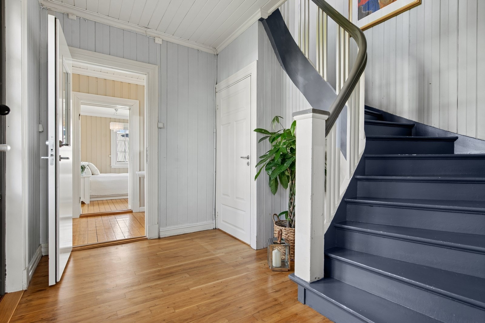 Hallen i første etasje har lakkerte tregulv og en malt tretrapp som ble sist behandlet i 2014. Galleribilde
