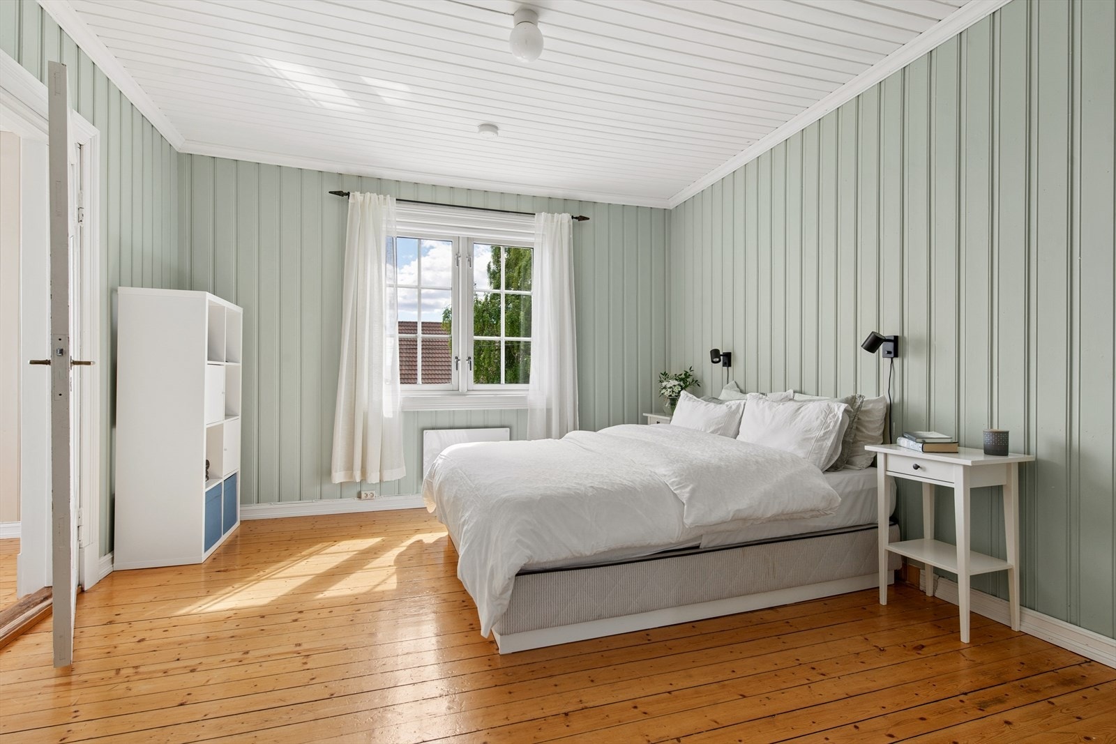 Denne delen av etasjen inneholder to romslige soverom med lakkerte tregulv og malt panel på vegger og i himling. Galleribilde