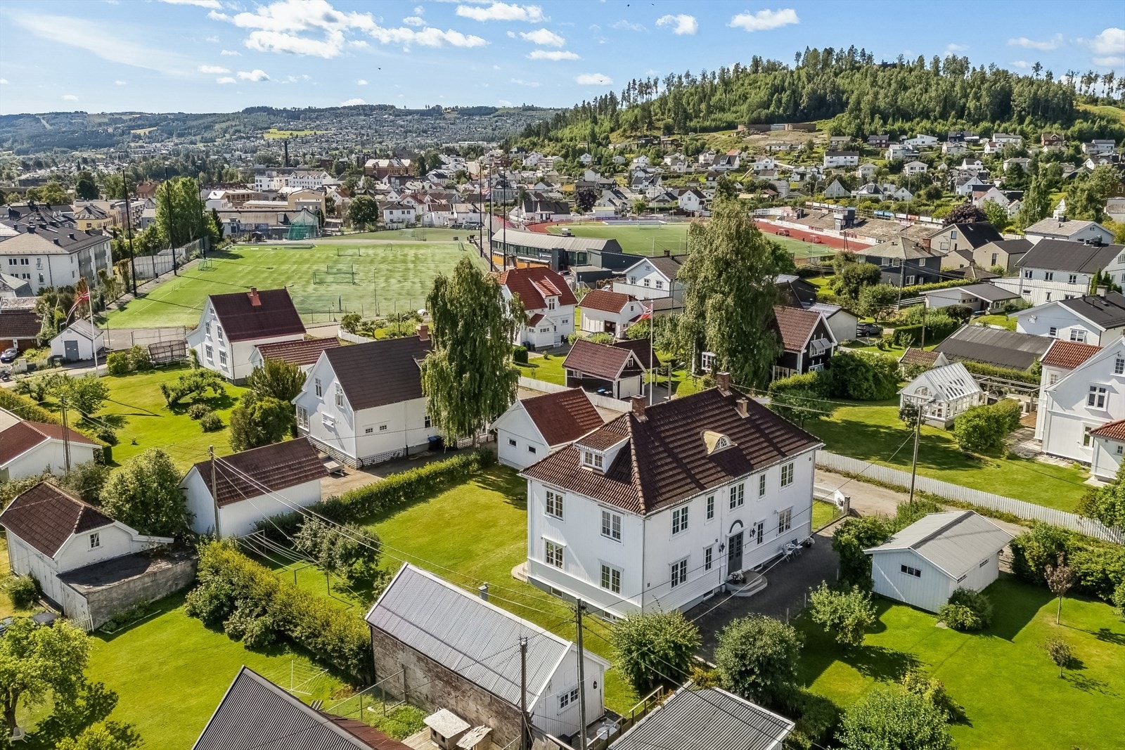 Fra eiendommen er det gangavstand til Gjøvik sentrum, Gjøvik stasjon, CC Gjøvik, dagligvarebutikker, skoler og barnehager. Galleribilde
