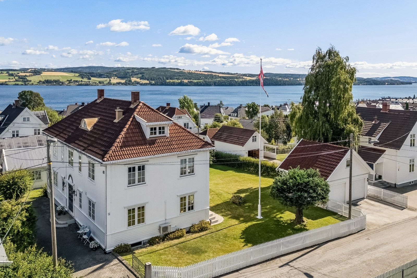 Her kan man velge å disponere hele eiendommen selv eller skape inntektsmuligheter gjennom utleie. Velkommen til visning! Galleribilde