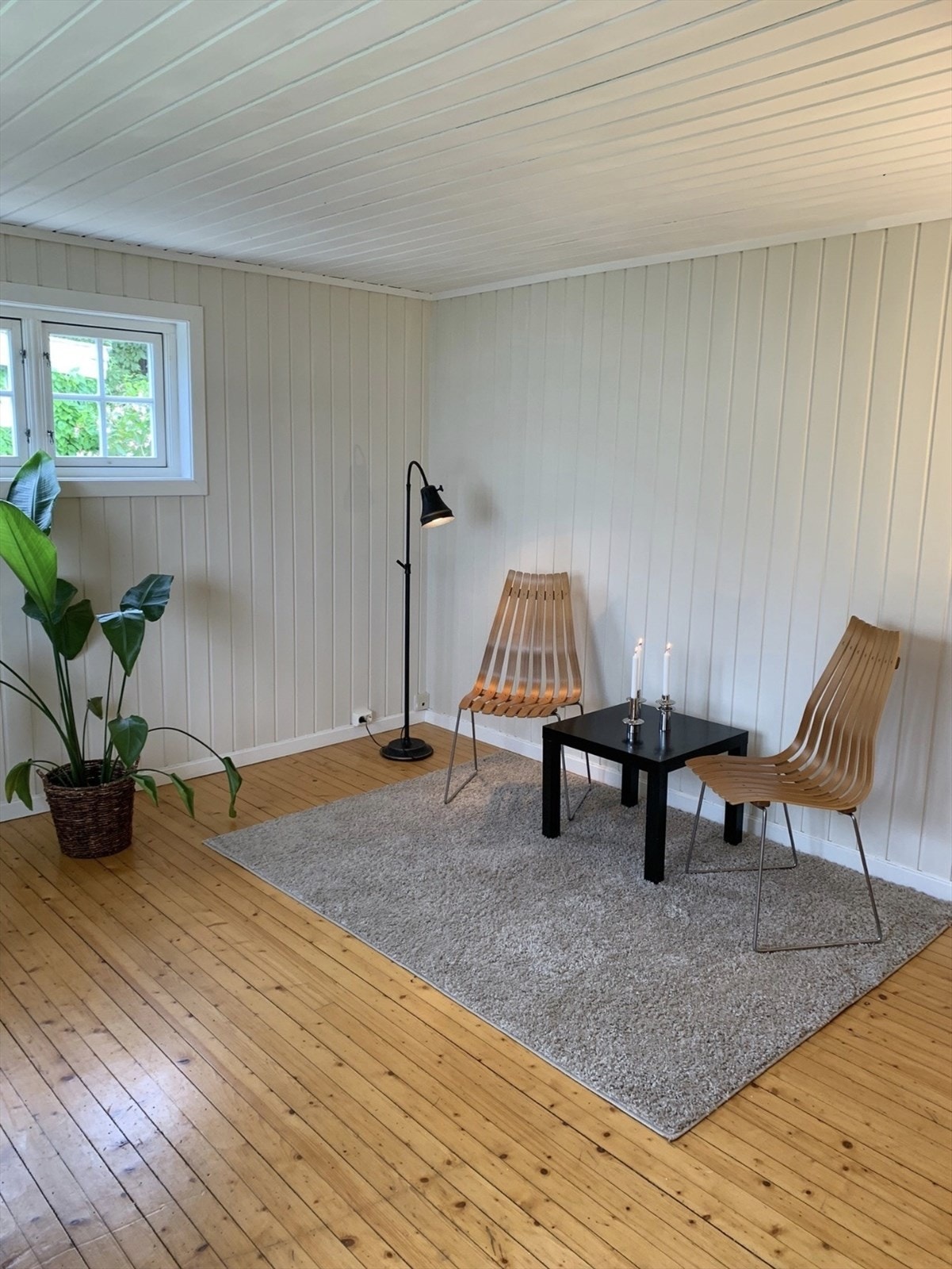 Overflatene i eneboligen ble fornyet i 2019, og har tregulv og panel på veggene. Galleribilde