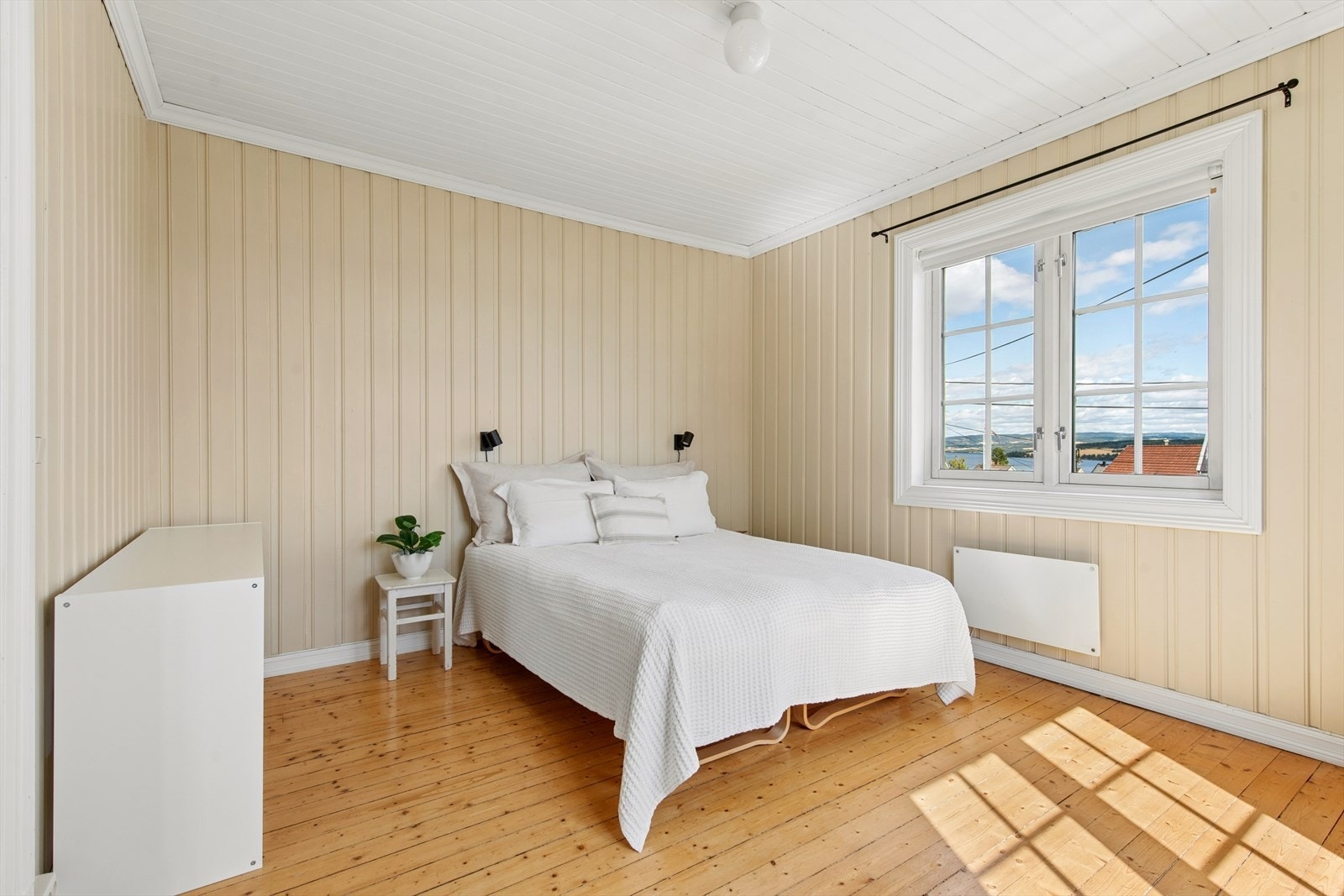 Romslig soverom med god plass til dobbeltseng. Galleribilde