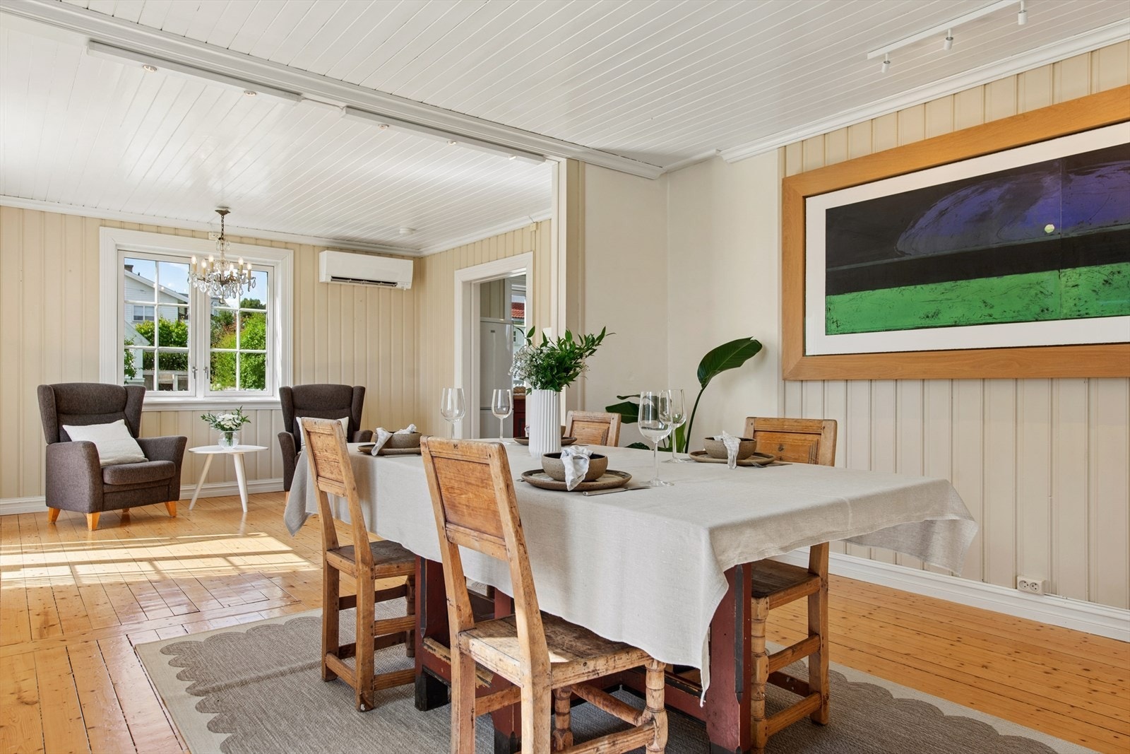 Spisestuen har god plass til langbord hvor hele familien kan samles til hyggelige måltider. Galleribilde