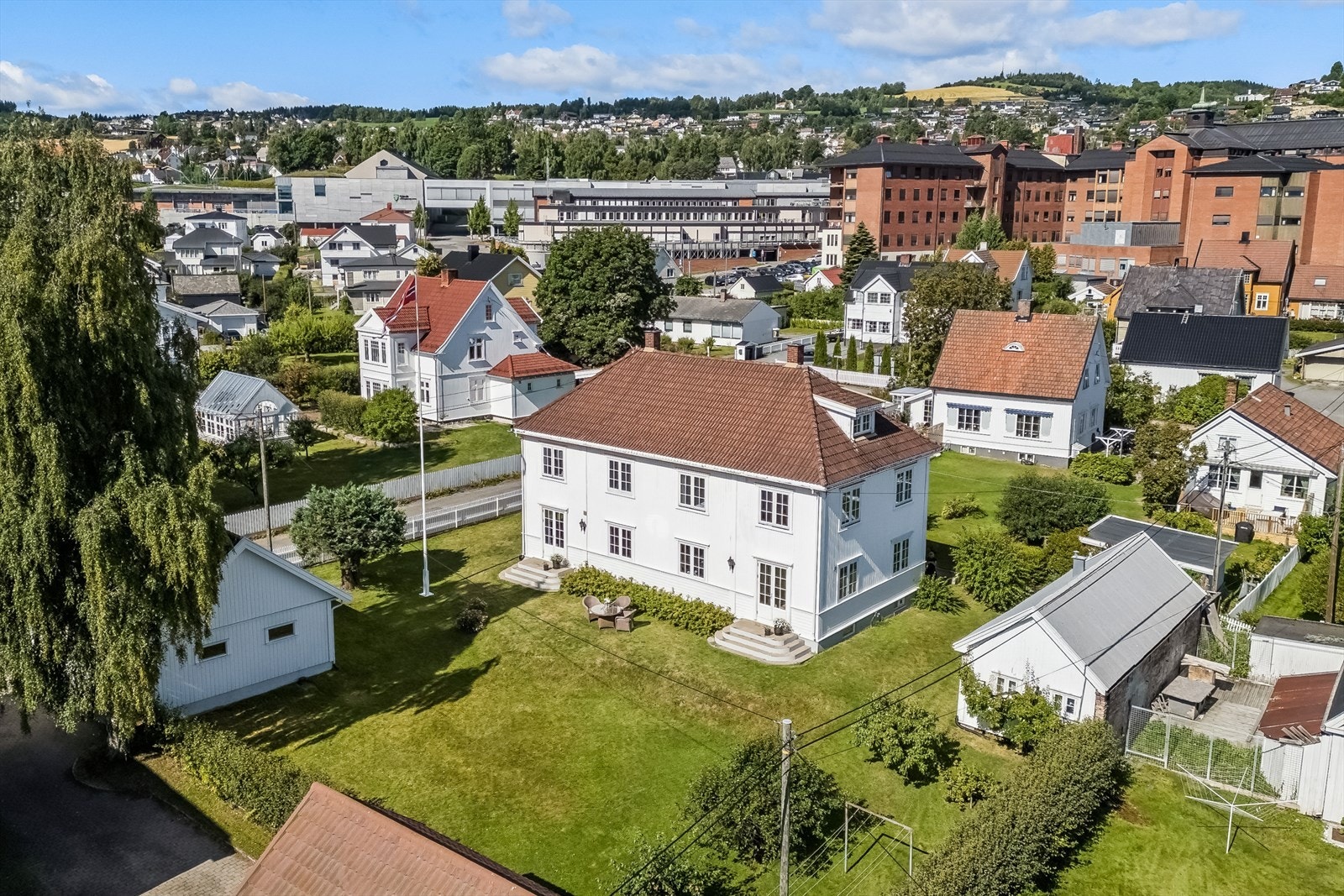 Gjøvik videregående skole, Fastland friluftsområde, tennisanlegg, stadion og Hovdebakken ligger også i nærområdet. Galleribilde