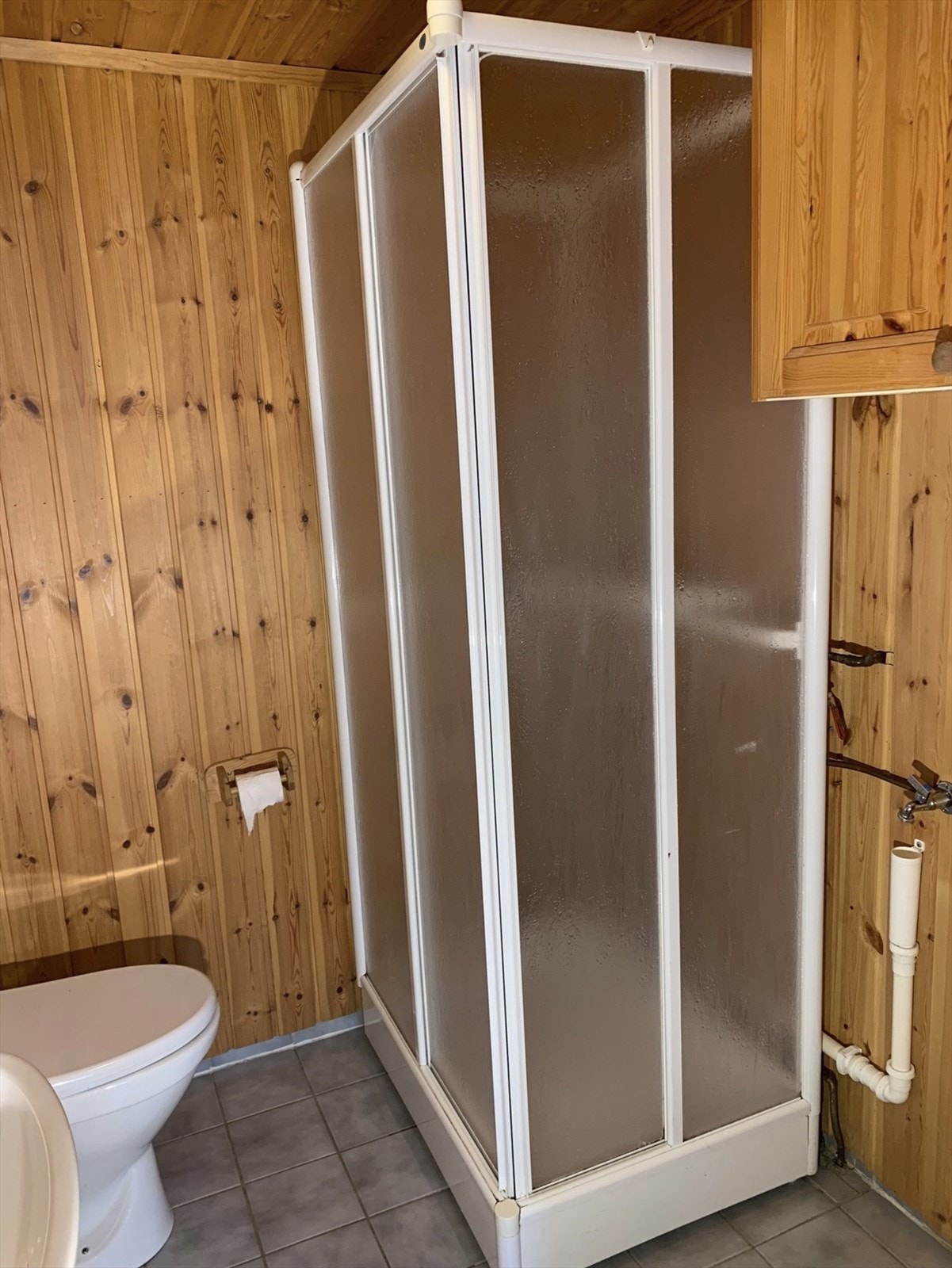 Badet ble oppgradert i 2000 og er innredet med servant, toalett, dusjkabinett og opplegg for vaskemaskin. Galleribilde