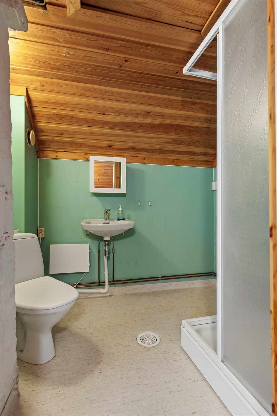 Badet ble oppgradert i 1993 med nye overflater, inventar og installasjoner. Rommet har vinylbelegg på gulvet, malte plater på veggene og panel i himlingen. Galleribilde