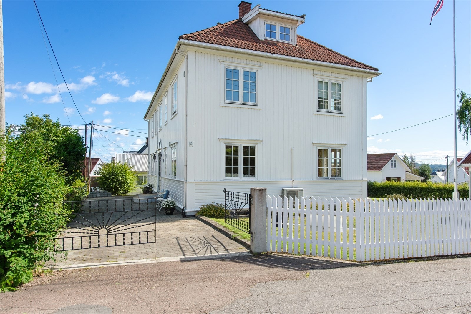 Ivar Aasens gate 5A og 5B er en innholdsrik eiendom med to separate bolighus og dobbelgarasje, beliggende i et rolig og barnevennlig villastrøk på Gjøvik. Galleribilde