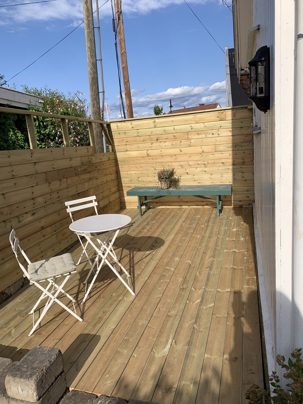 Til denne boligen hører en skjermet terrasse på ca. 12 m², med levegger som skjermer for innsyn og vind, og gir en lun og privat uteplass. Galleribilde