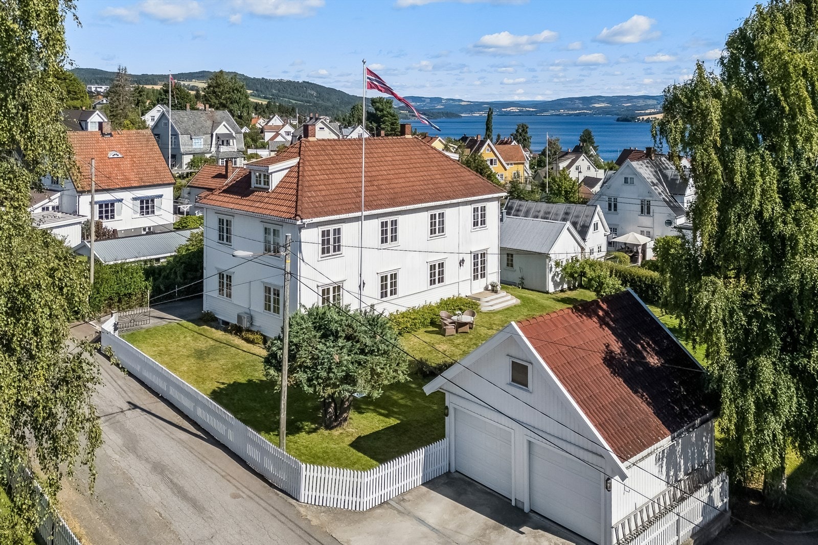 Eiendommen har stor fleksibilitet med utleiemuligheter i hovedhuset og en frittstående bolig som kan benyttes til utleie, generasjonsbolig eller eget bruk. Galleribilde