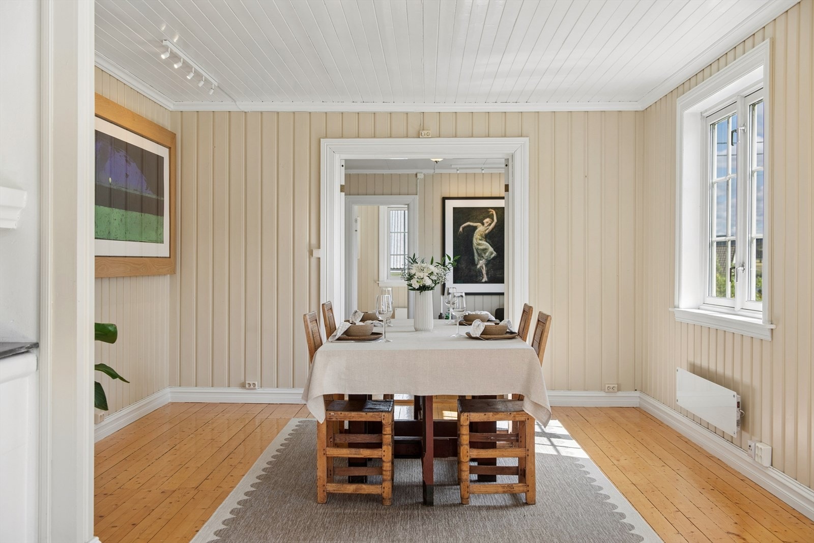 De sammenhengende stuene gir fleksible møbleringsmuligheter for ulike soner. Galleribilde